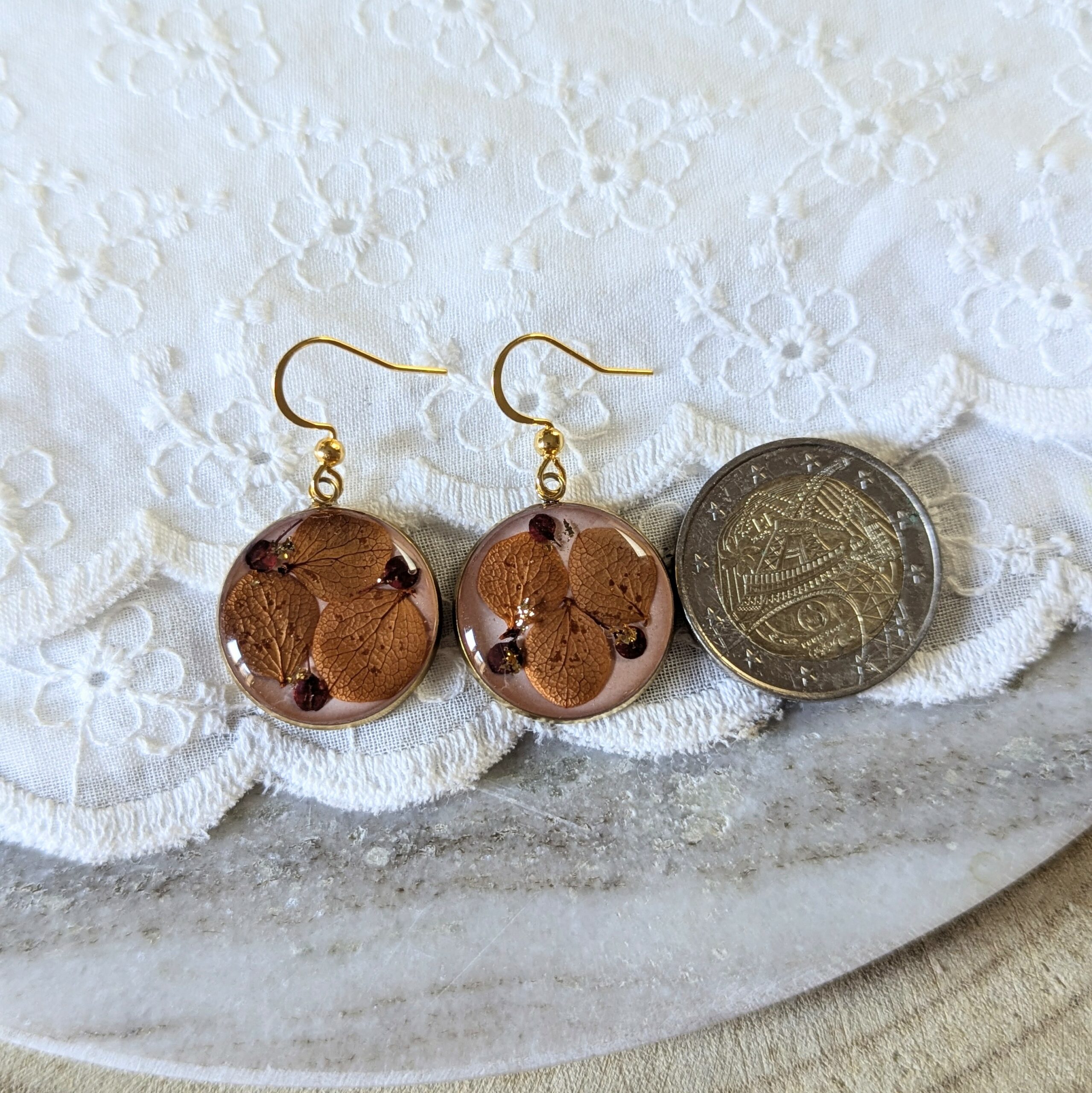 Boucles d’oreilles en résine et fleurs séchées cuivrées, bordeaux, Charlotte – Image 2