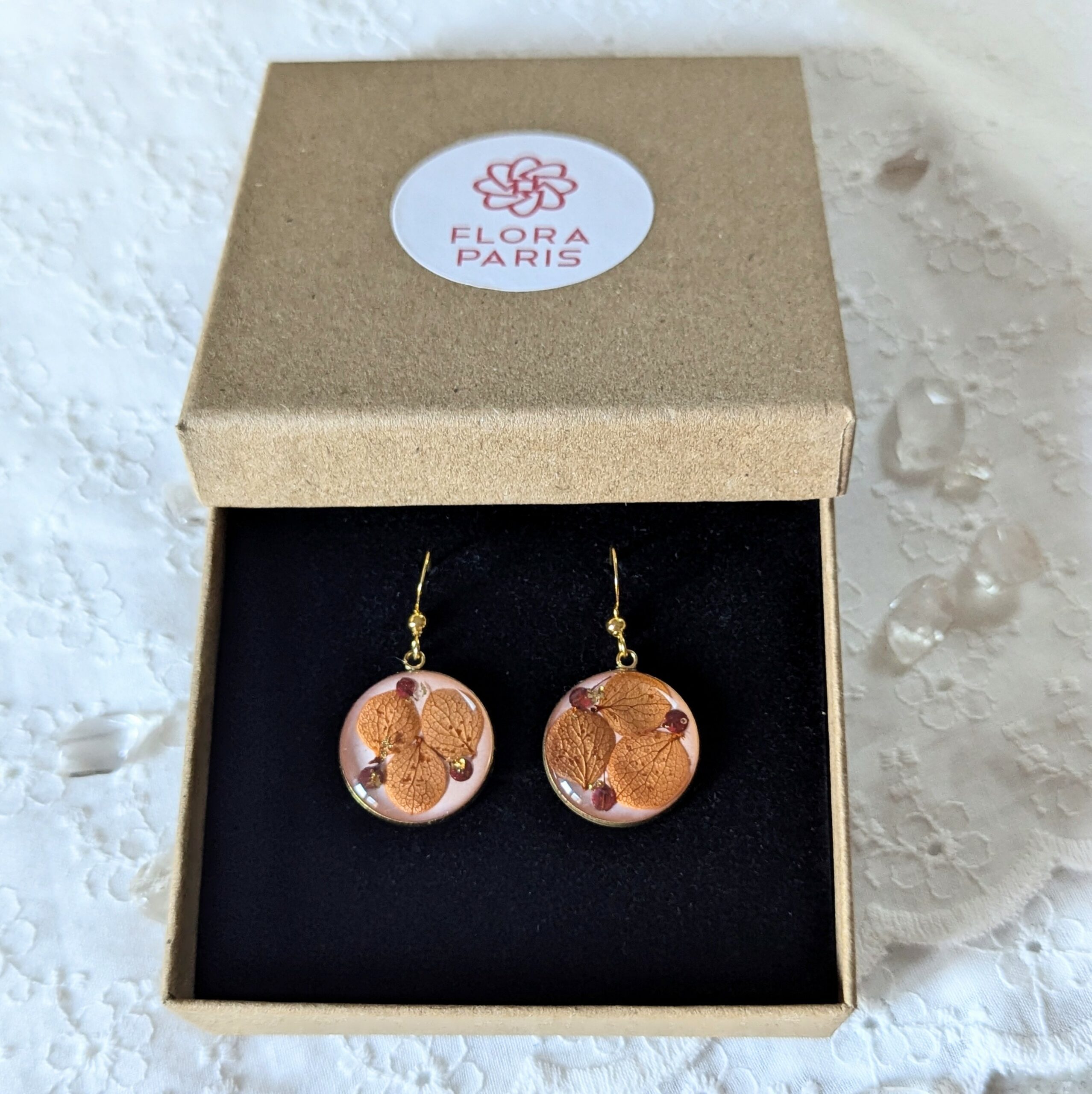 Boucles d’oreilles en résine et fleurs séchées cuivrées, bordeaux, Charlotte – Image 4