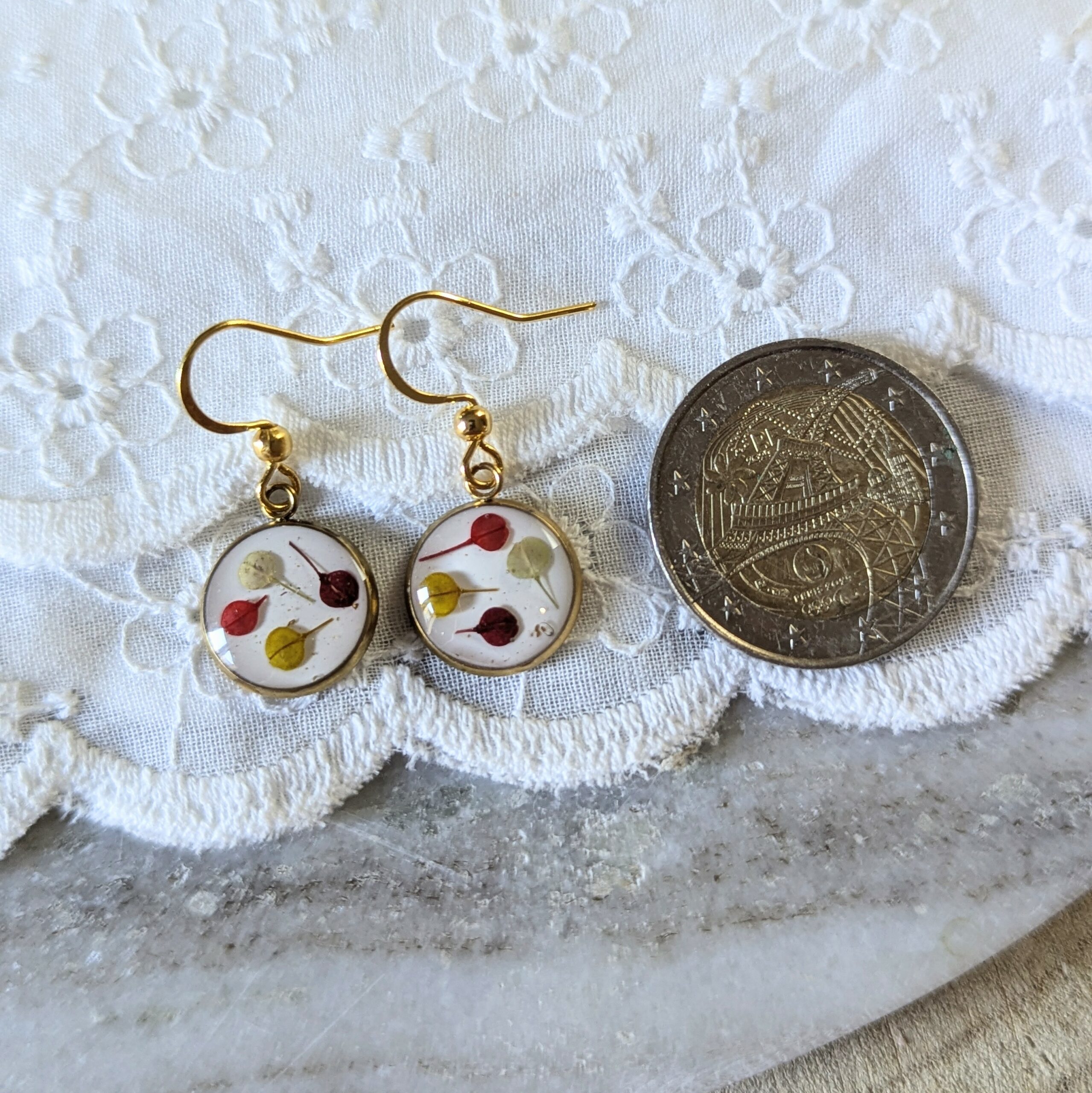 Boucles d’oreilles en résine et fleurs séchées rouges, bordeaux et vertes, Louise – Image 7