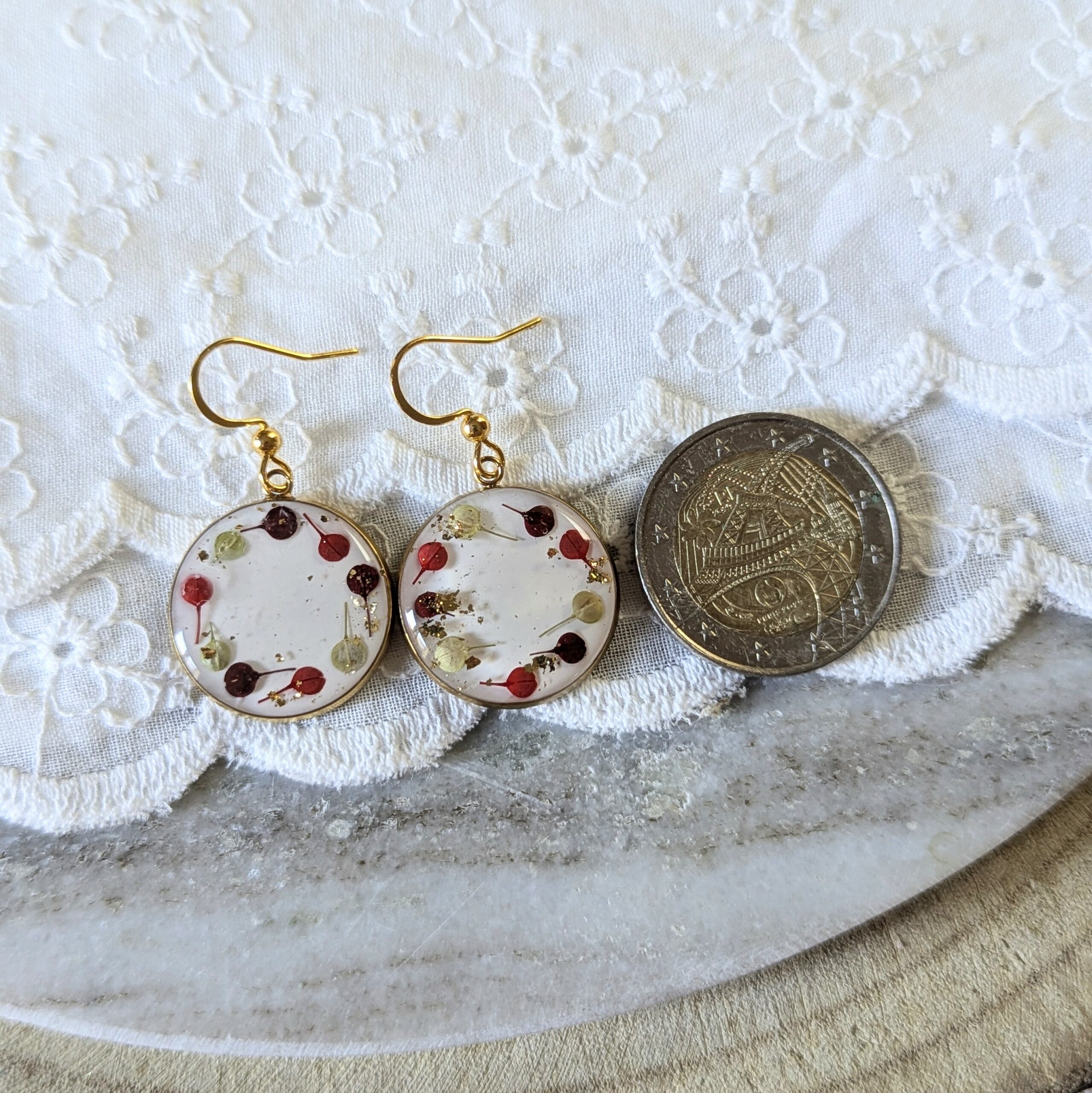 Boucles d’oreilles en résine et fleurs séchées rouges, bordeaux et vertes, Louise – Image 6