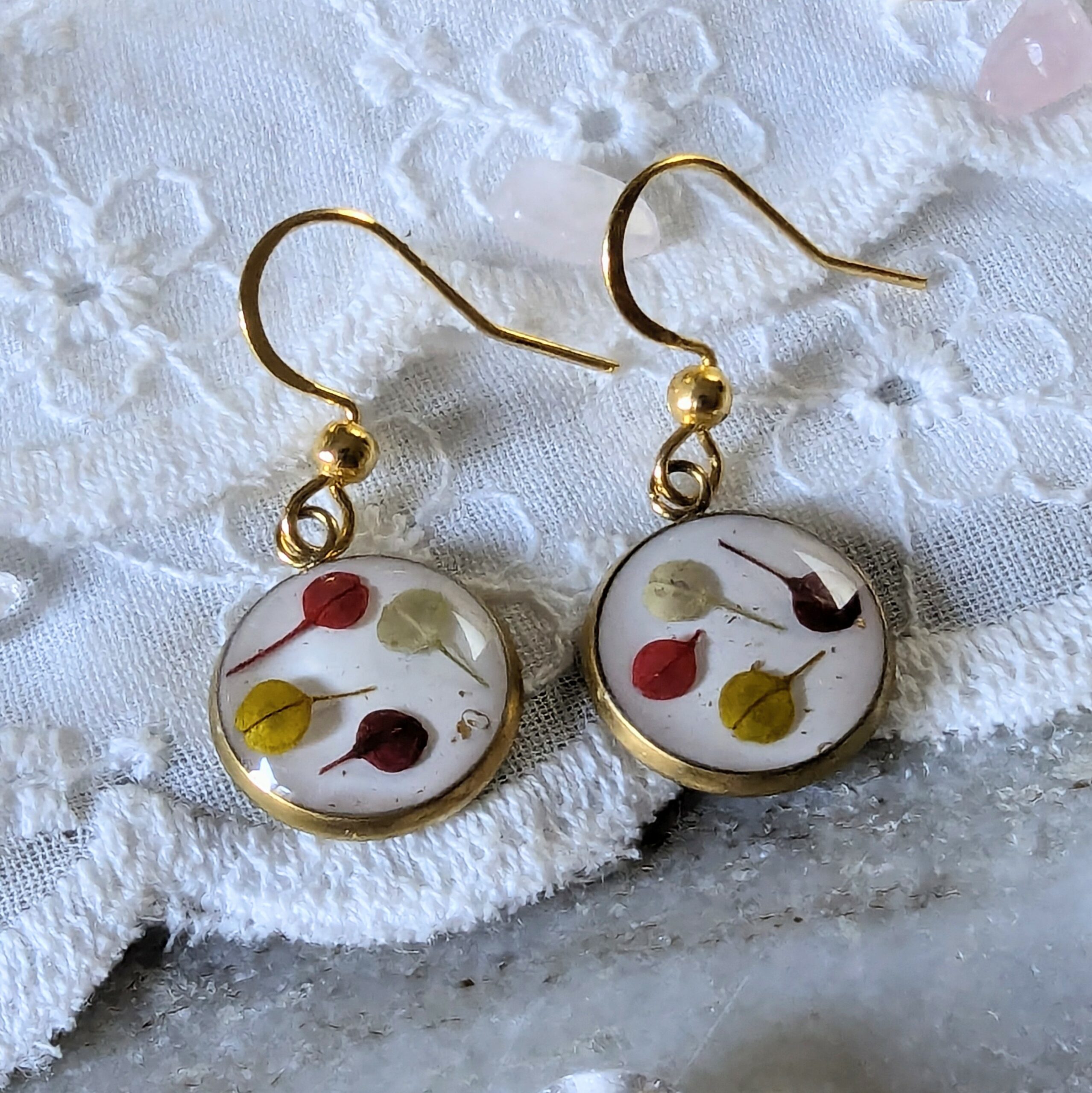 Boucles d’oreilles en résine et fleurs séchées rouges, bordeaux et vertes, Louise – Image 5