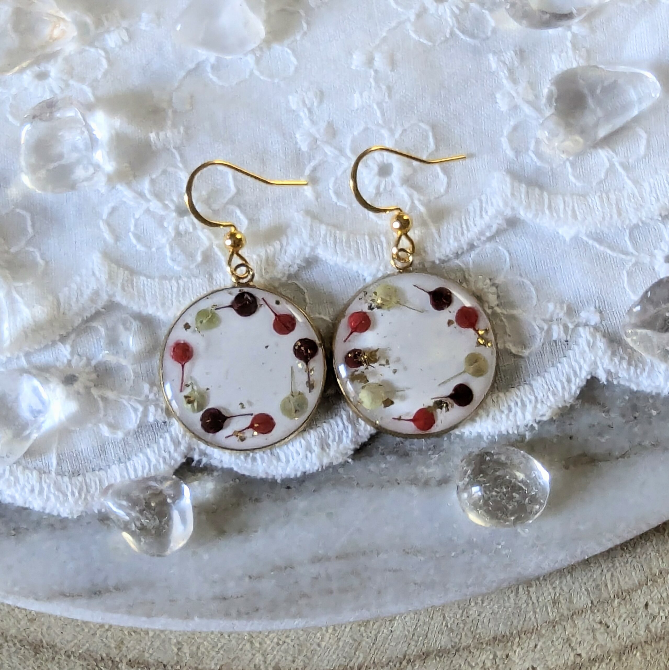 Boucles d’oreilles en résine et fleurs séchées rouges, bordeaux et vertes, Louise – Image 4
