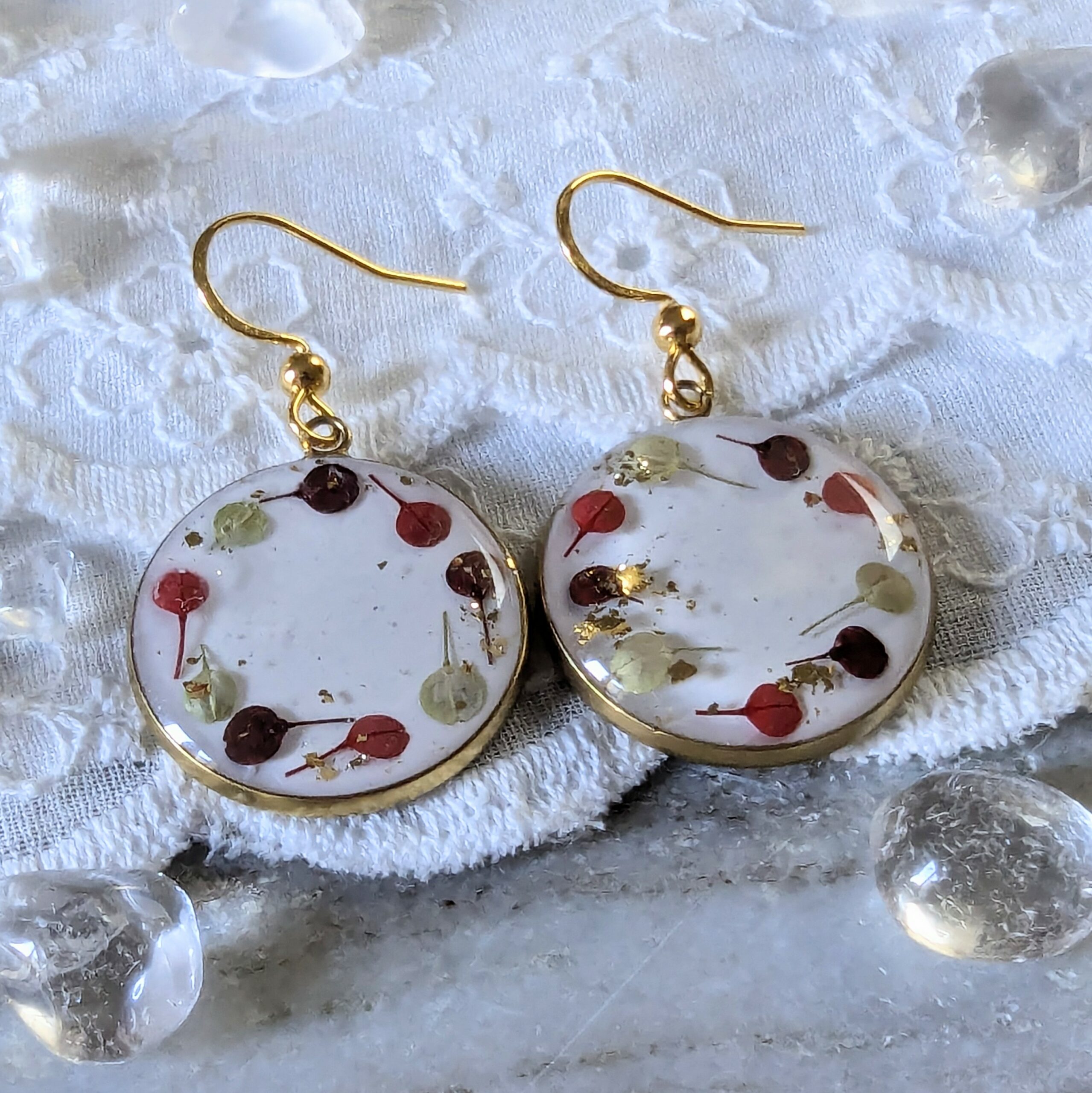 Boucles d’oreilles en résine et fleurs séchées rouges, bordeaux et vertes, Louise
