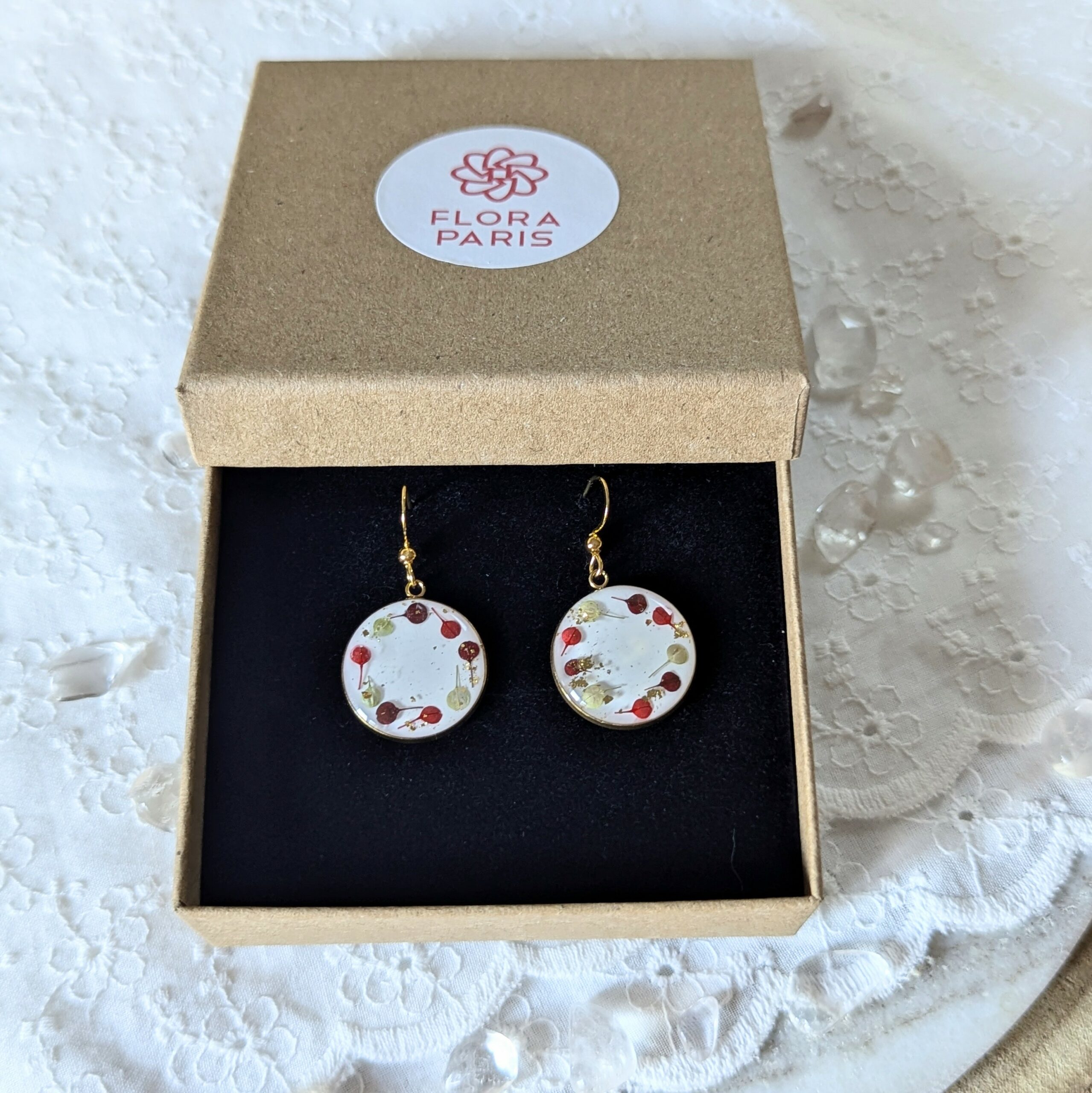 Boucles d’oreilles en résine et fleurs séchées rouges, bordeaux et vertes, Louise – Image 3