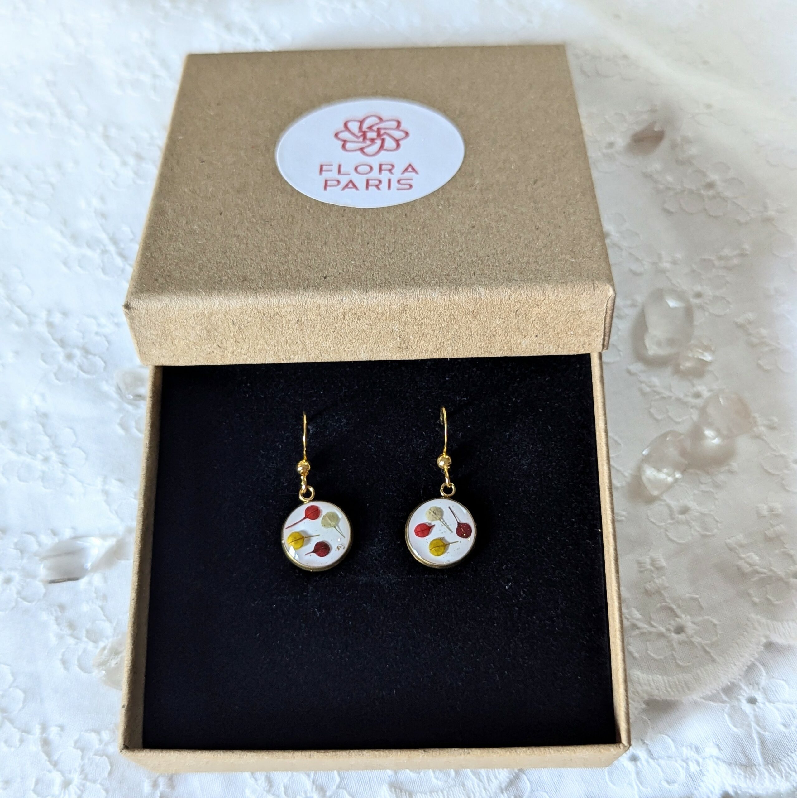 Boucles d’oreilles en résine et fleurs séchées rouges, bordeaux et vertes, Louise – Image 2