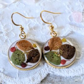 Boucles d’oreilles en résine et fleurs séchées vertes, orange et brunes, Laura