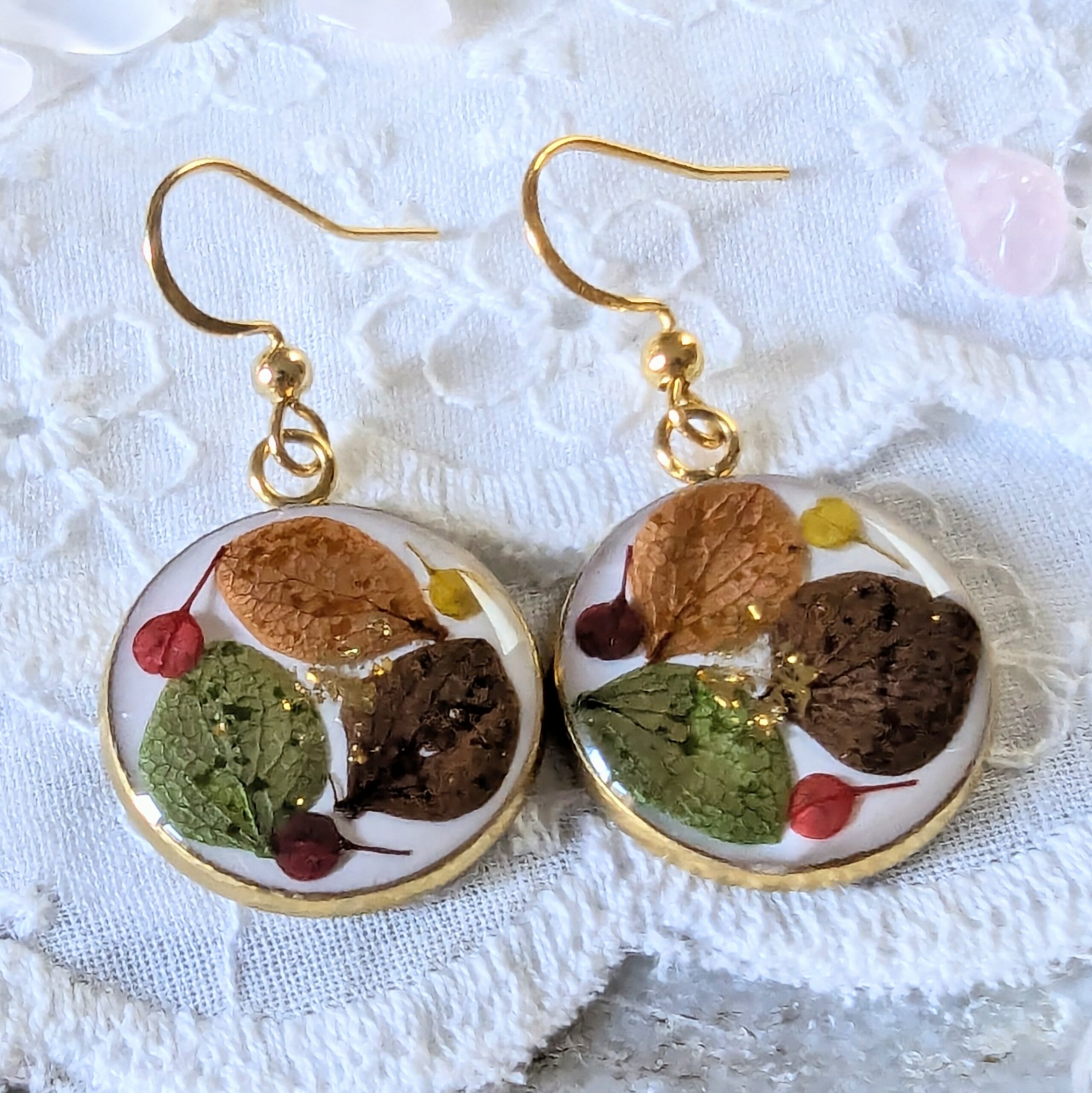 Boucles d’oreilles en résine et fleurs séchées vertes, orange et brunes, Laura