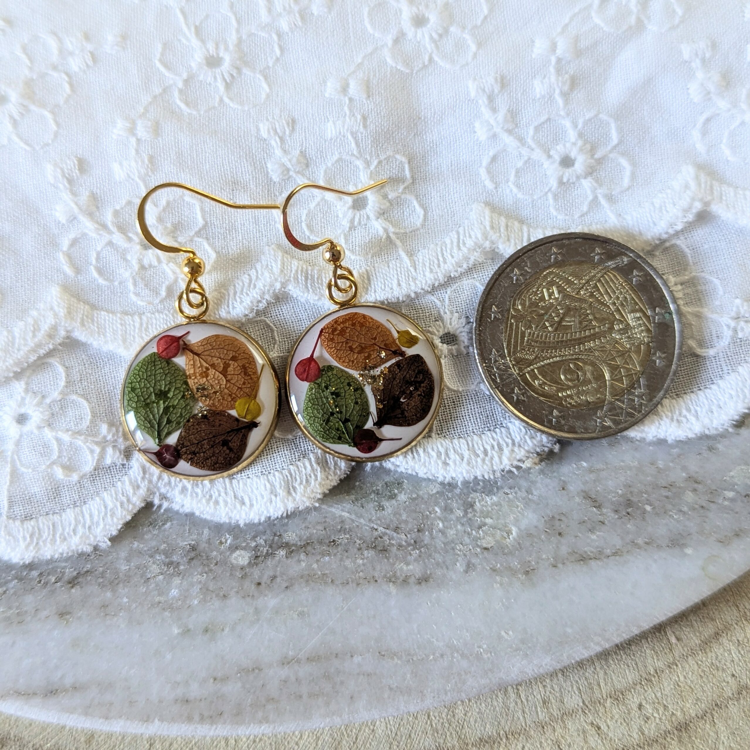 Boucles d’oreilles en résine et fleurs séchées vertes, orange et brunes, Laura – Image 2