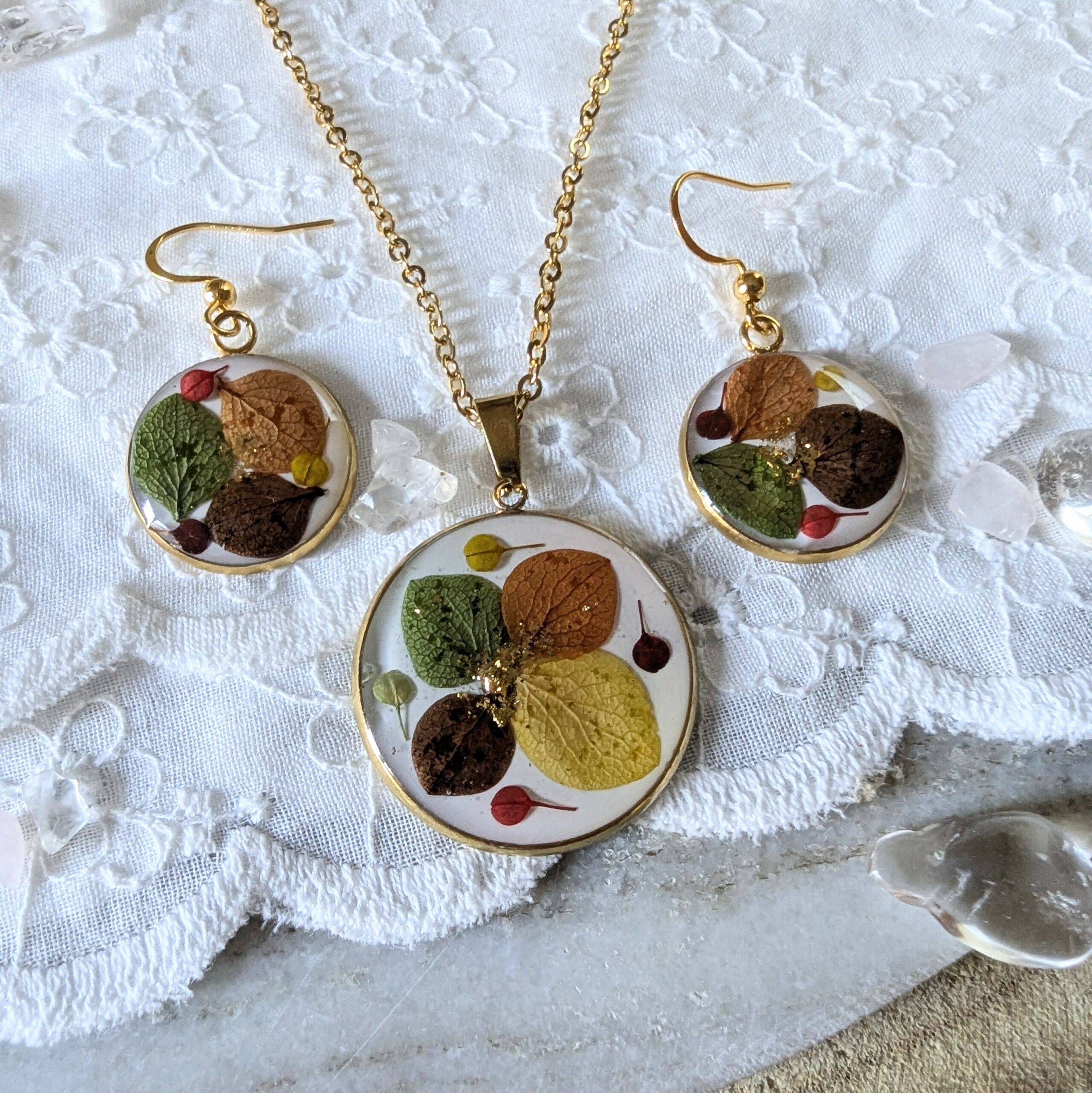 Collier en résine et fleurs séchées vertes, orange et brunes, Laura – Image 4
