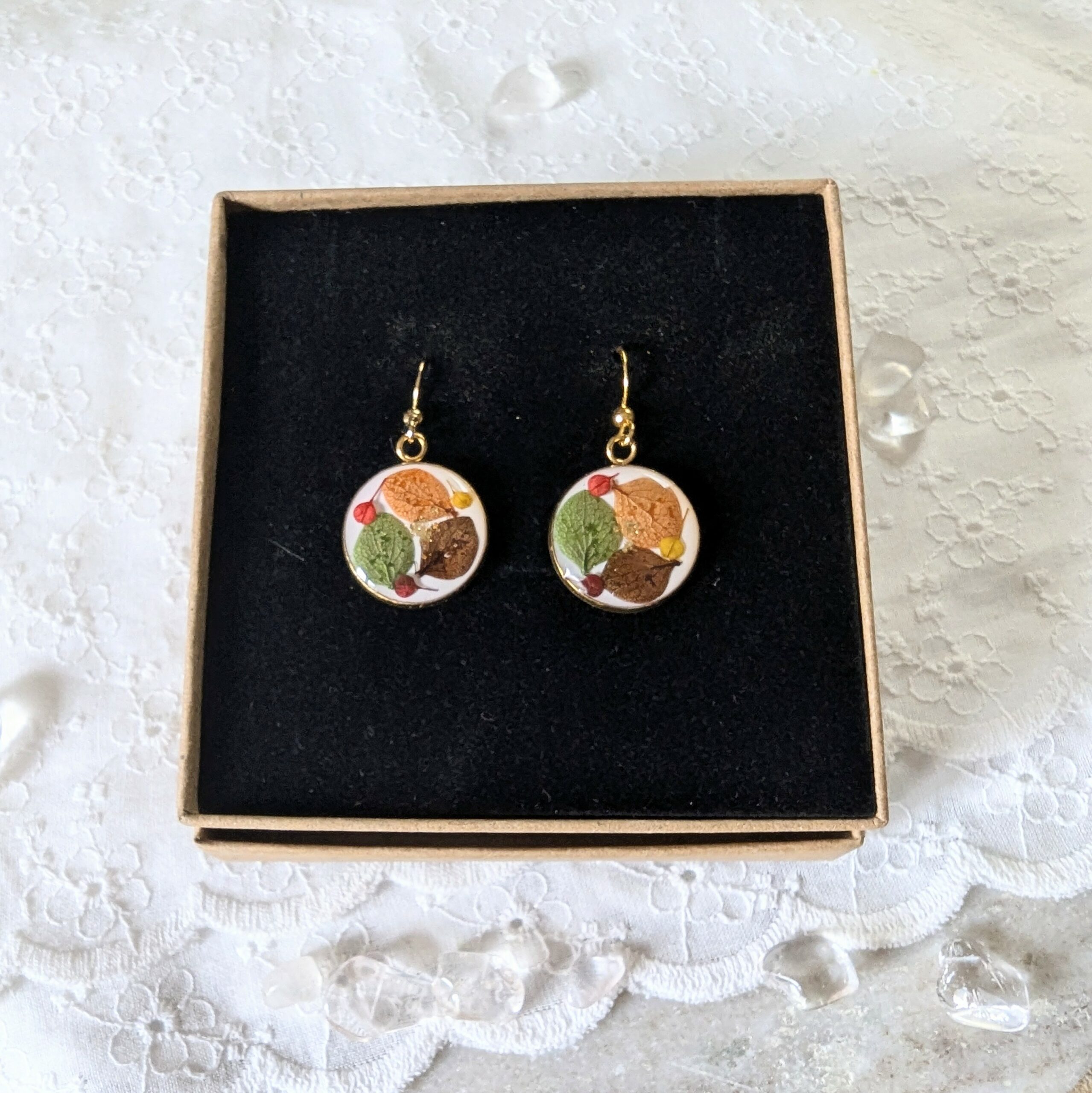 Boucles d’oreilles en résine et fleurs séchées vertes, orange et brunes, Laura – Image 4