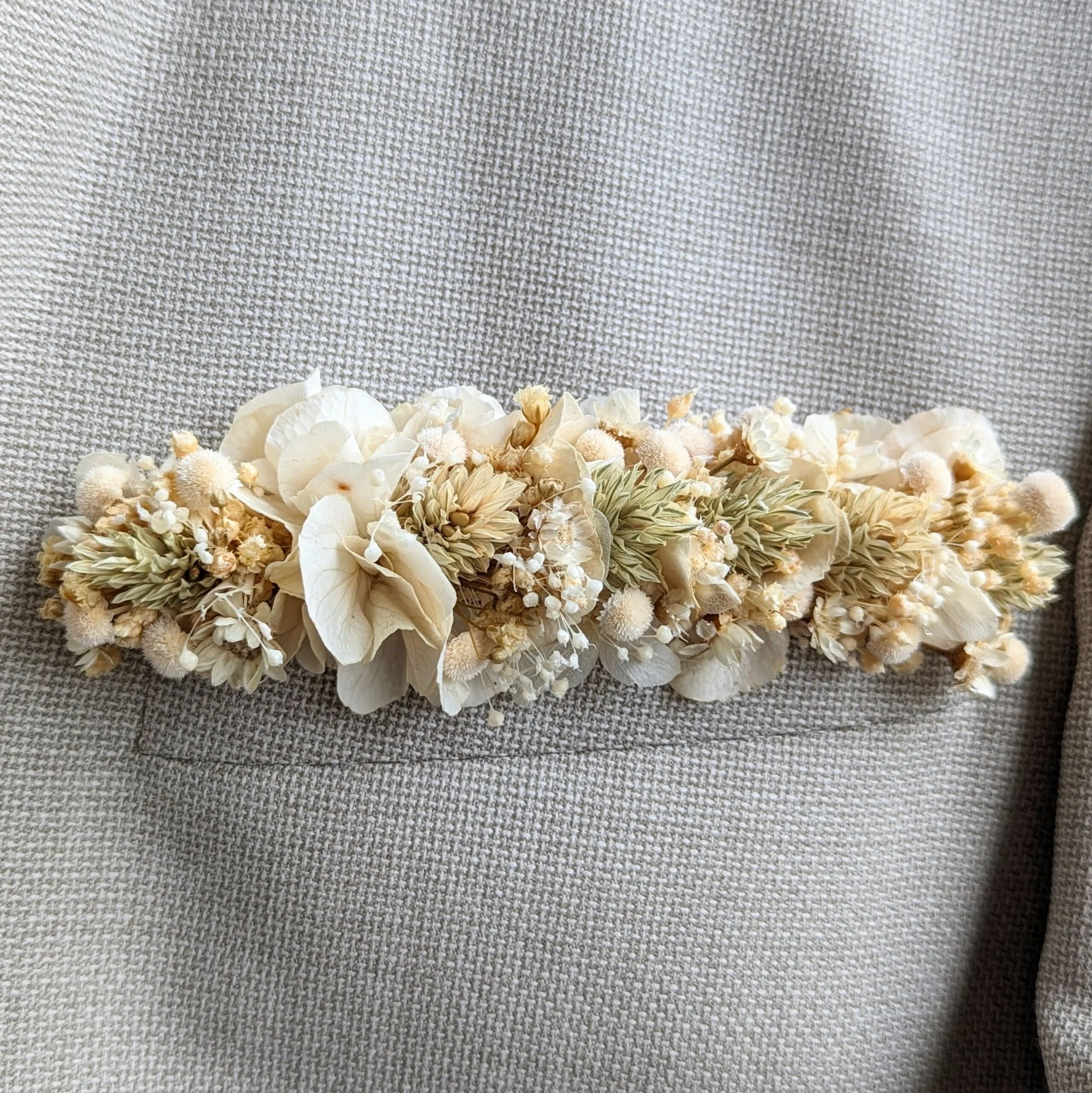 Boutonnière de fleurs séchées et fleurs stabilisées beiges, Luna – Image 2