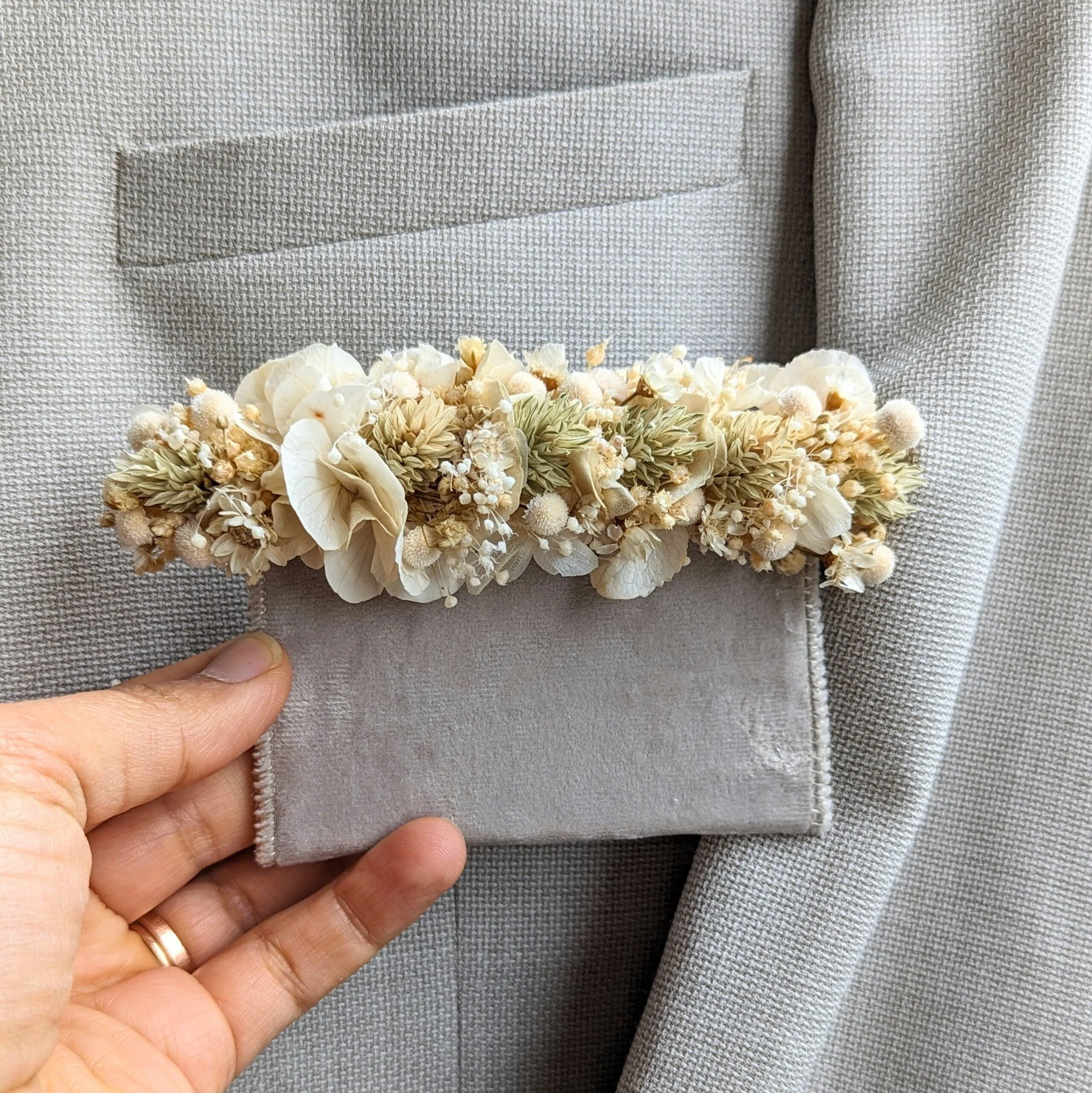 Boutonnière de fleurs séchées et fleurs stabilisées beiges, Luna – Image 3