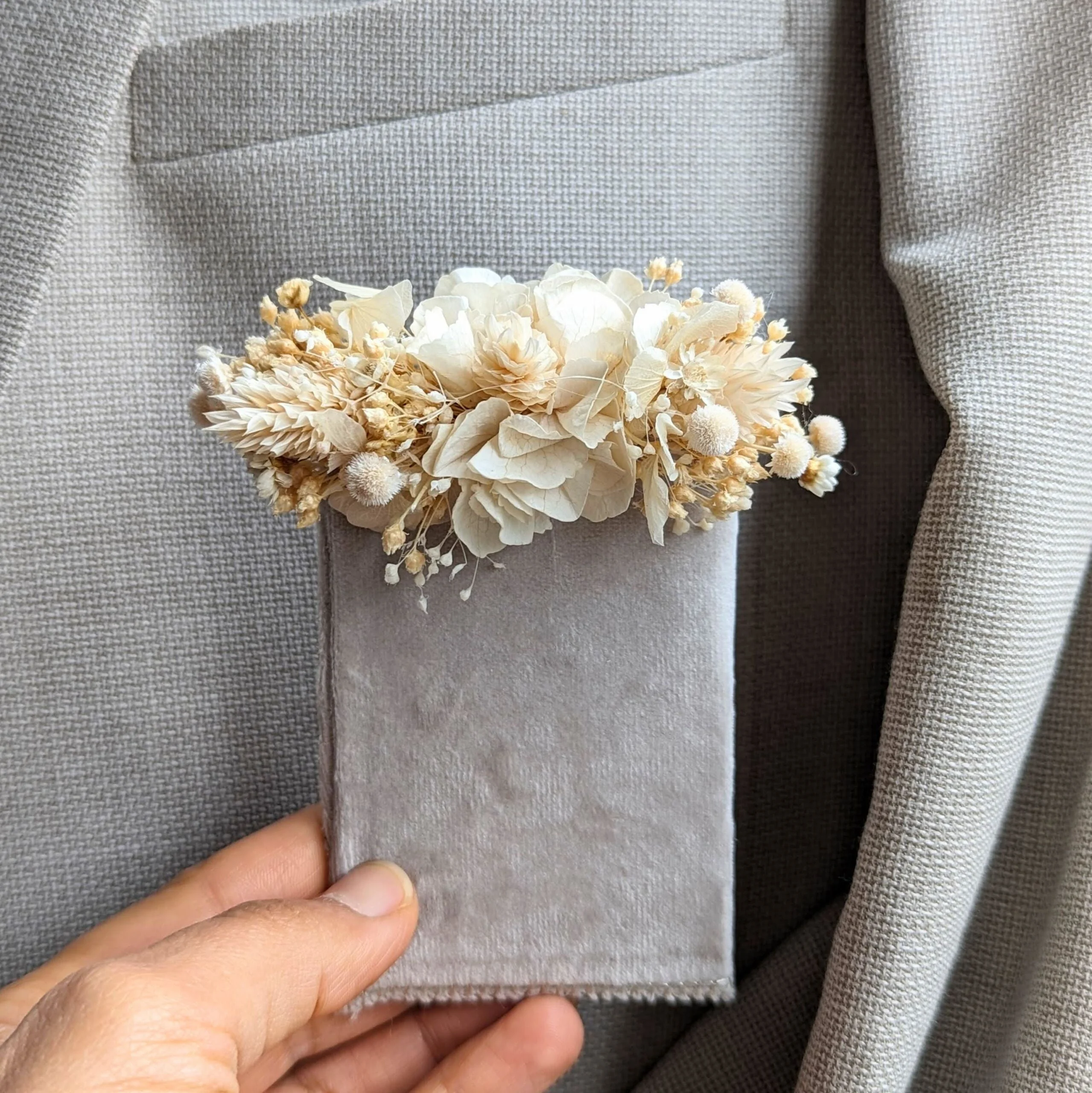 Boutonnière de fleurs séchées et fleurs stabilisées beiges, Luna – Image 4