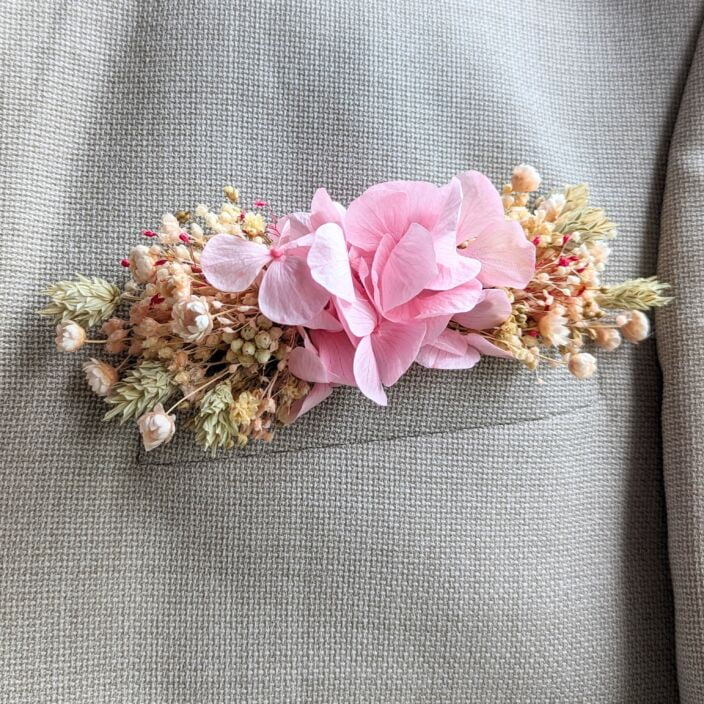 Boutonnière de marié artisanale fleurs stabilisées aux nuances roses, vertes, Romy