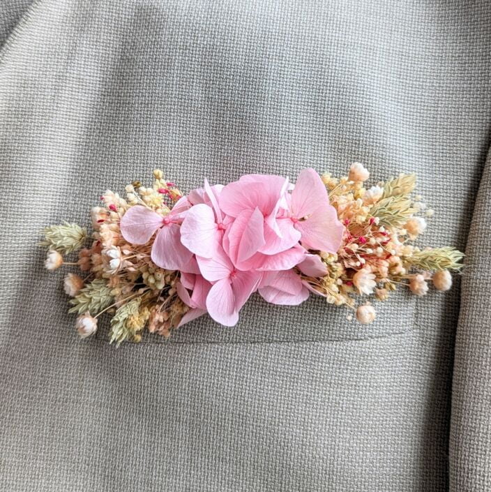 Boutonnière de marié artisanale fleurs stabilisées aux nuances rose, vert, Romy 2