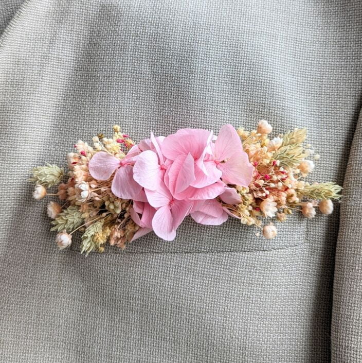 Boutonnière de marié artisanale fleurs stabilisées aux nuances roses, vertes, Romy 2