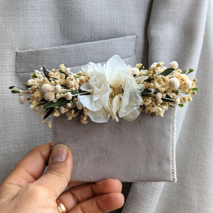 Boutonnière de marié artisanale stabilisées blanches & vertes, Virginie 3