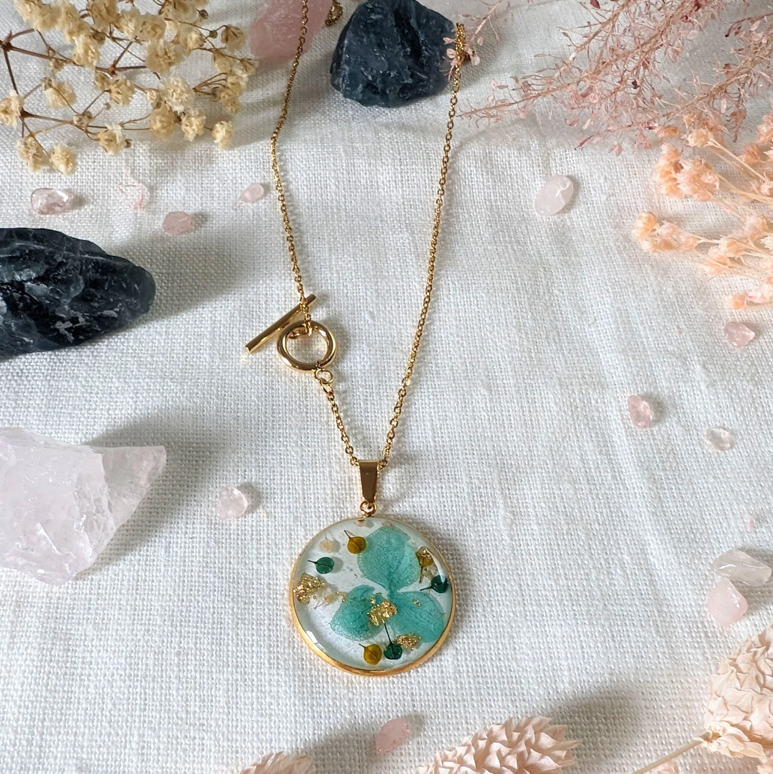 Collier de fleurs séchées dans les tons bleus, blancs, Lucie – Image 2