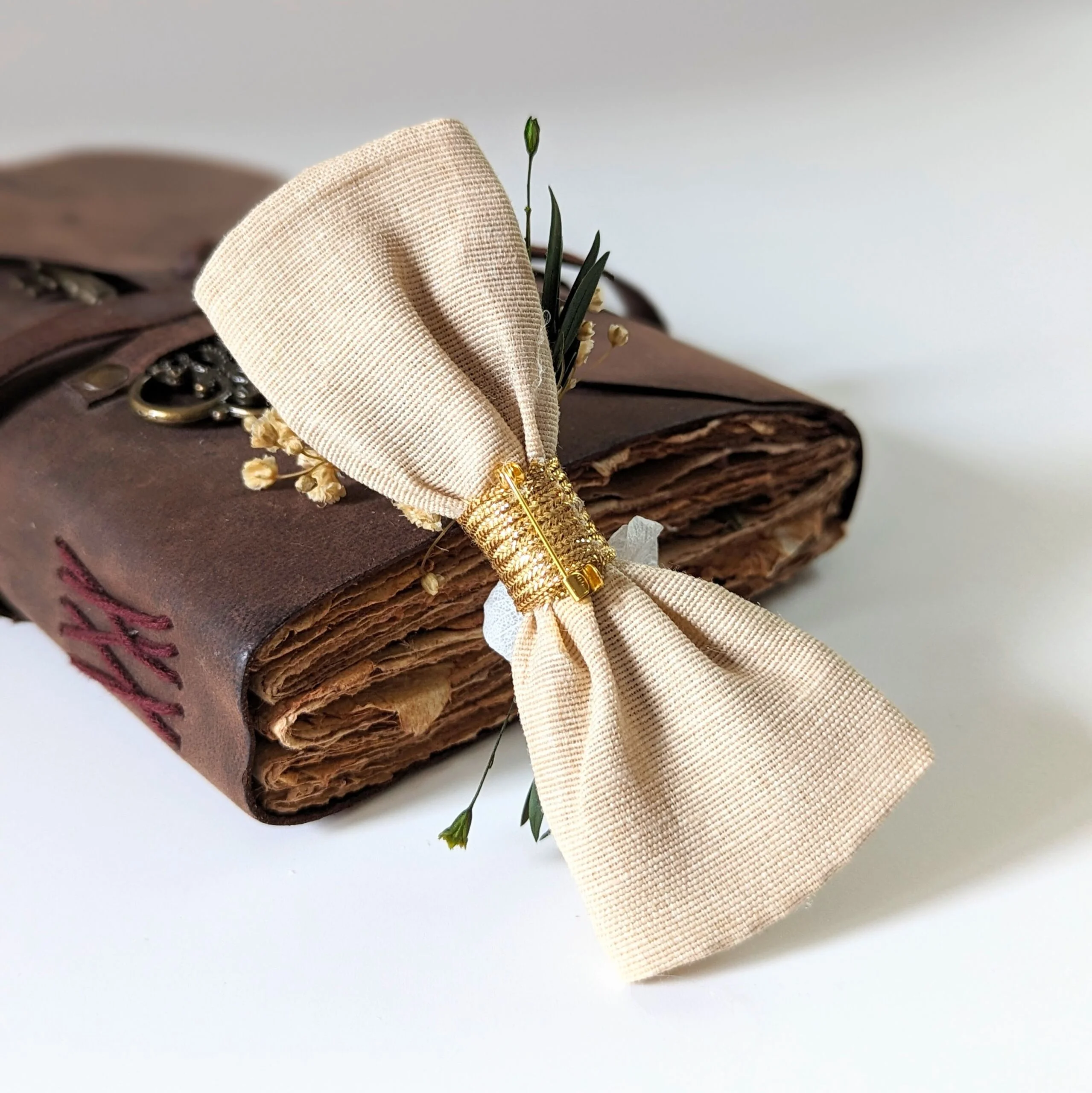 Nœud papillon de marié artisanal en fleurs stabilisées blanches & vertes, Virginie – Image 3