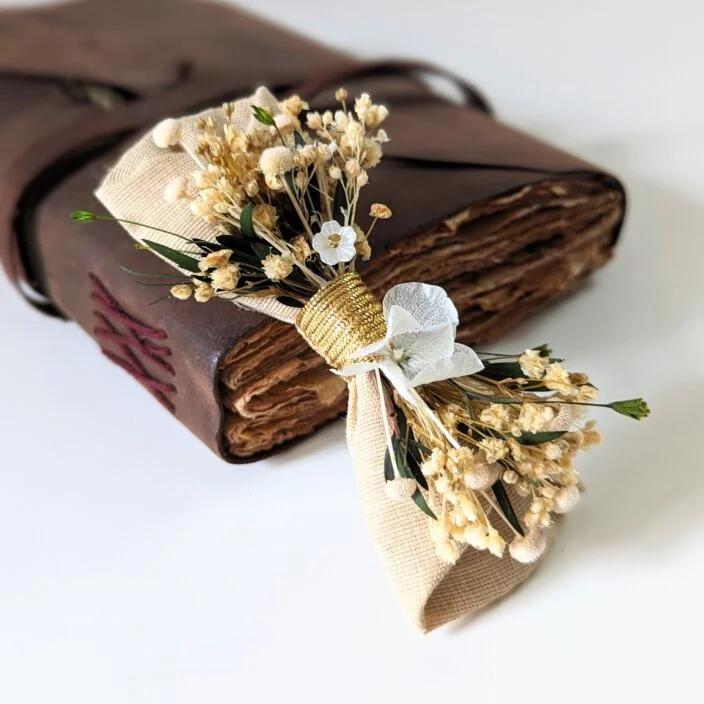 Nœud papillon de marié artisanal en fleurs stabilisées blanches & vertes, Virginie – Image 2