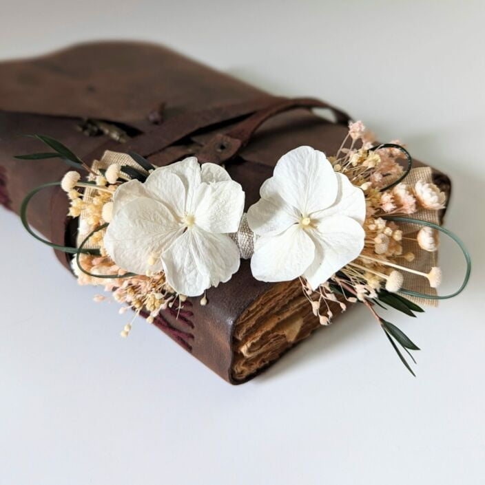 Nœud papillon de marié artisanal en fleurs stabilisées aux nuances blanc, vert, rose, Rafaela
