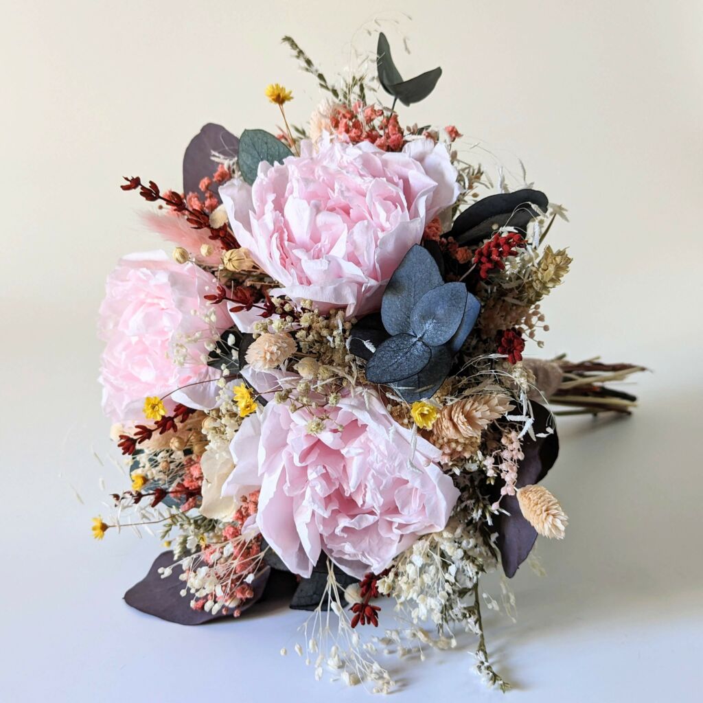 Bouquet de mariée avec pivoines éternelles et eucalyptus stabilisés ...