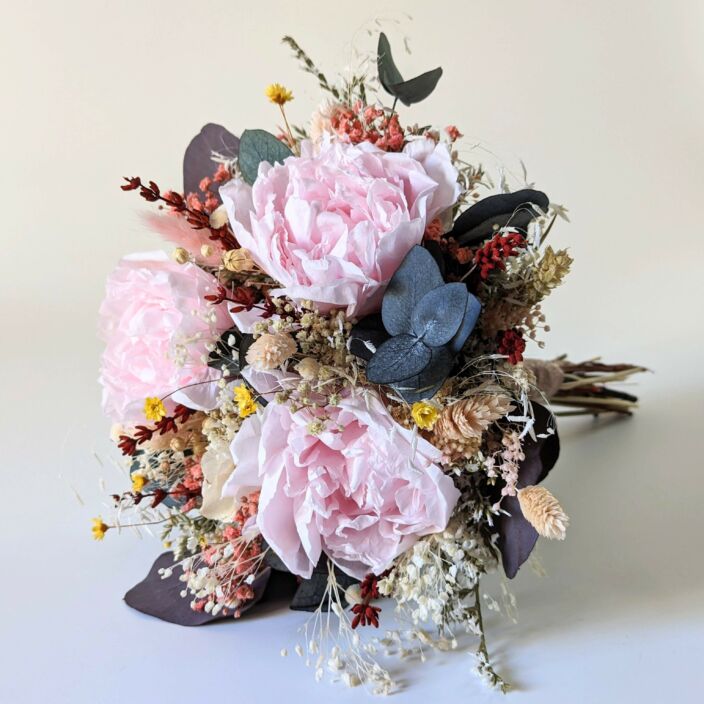 Bouquet de mariée avec pivoines éternelles et eucalyptus stabilisés, Élise