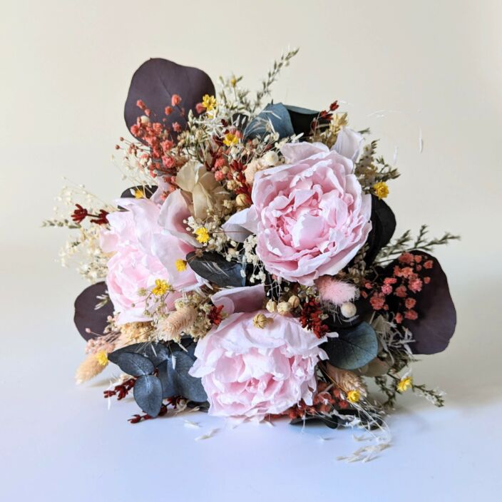 Bouquet de mariée avec pivoines éternelles et eucalyptus stabilisés, Élise 3