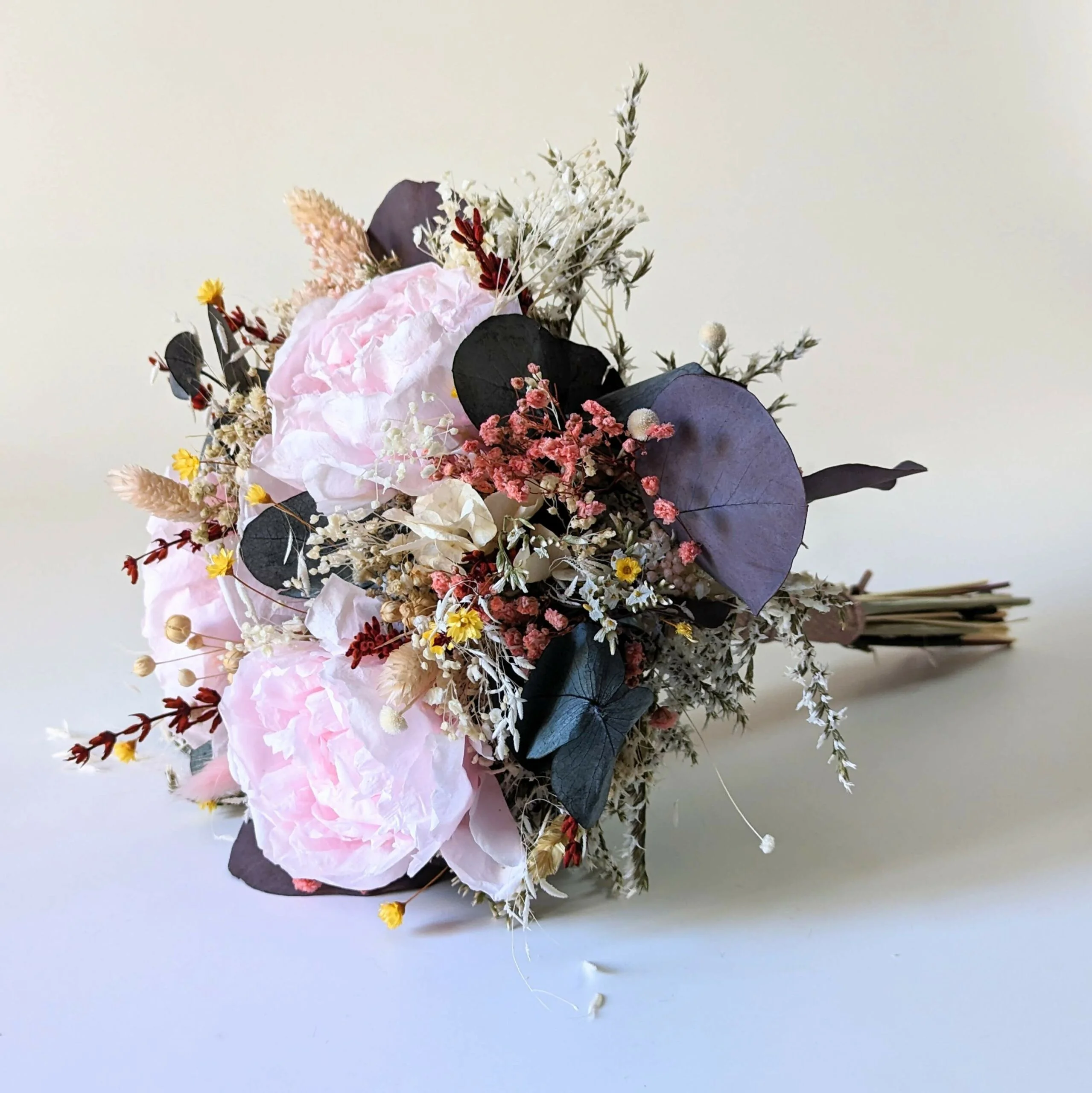Bouquet de mariée avec pivoines éternelles et eucalyptus stabilisés, Élise – Image 2