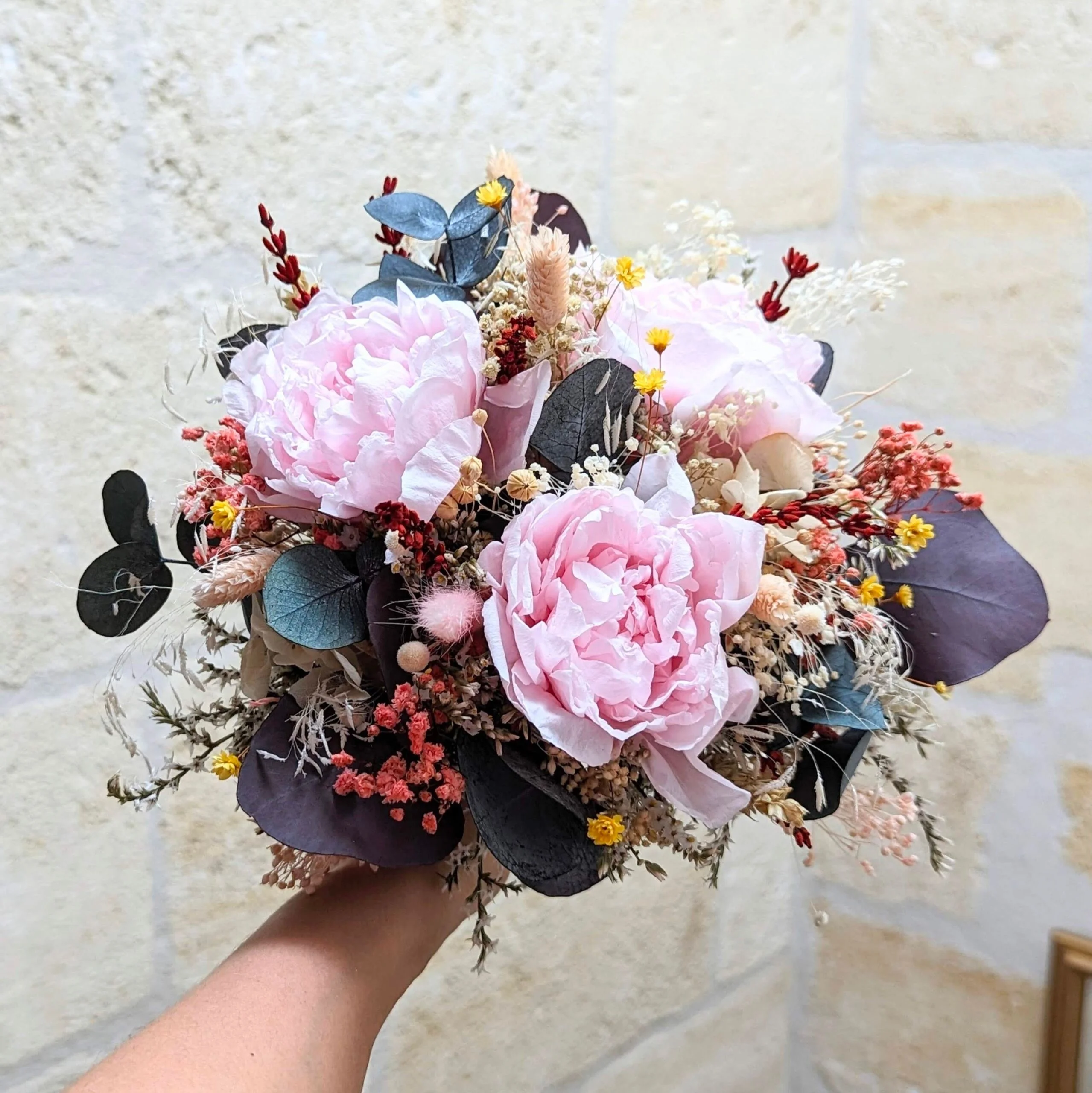 Bouquet de mariée avec pivoines éternelles et eucalyptus stabilisés, Élise – Image 4