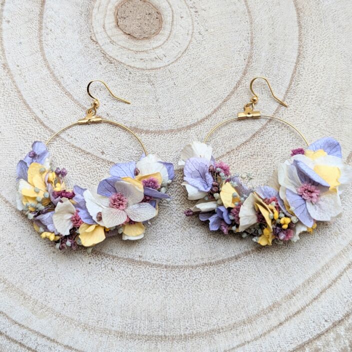 Boucles d’oreilles créoles en fleurs stabilisées violettes & pastel, Lavinia 4