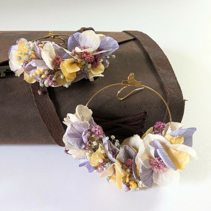Boucles d’oreilles créoles en fleurs stabilisées violettes & pastel, Lavinia – Image 3