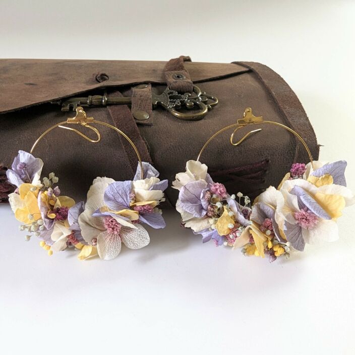 Boucles d’oreilles créoles en fleurs stabilisées violettes & pastel, Lavinia 2