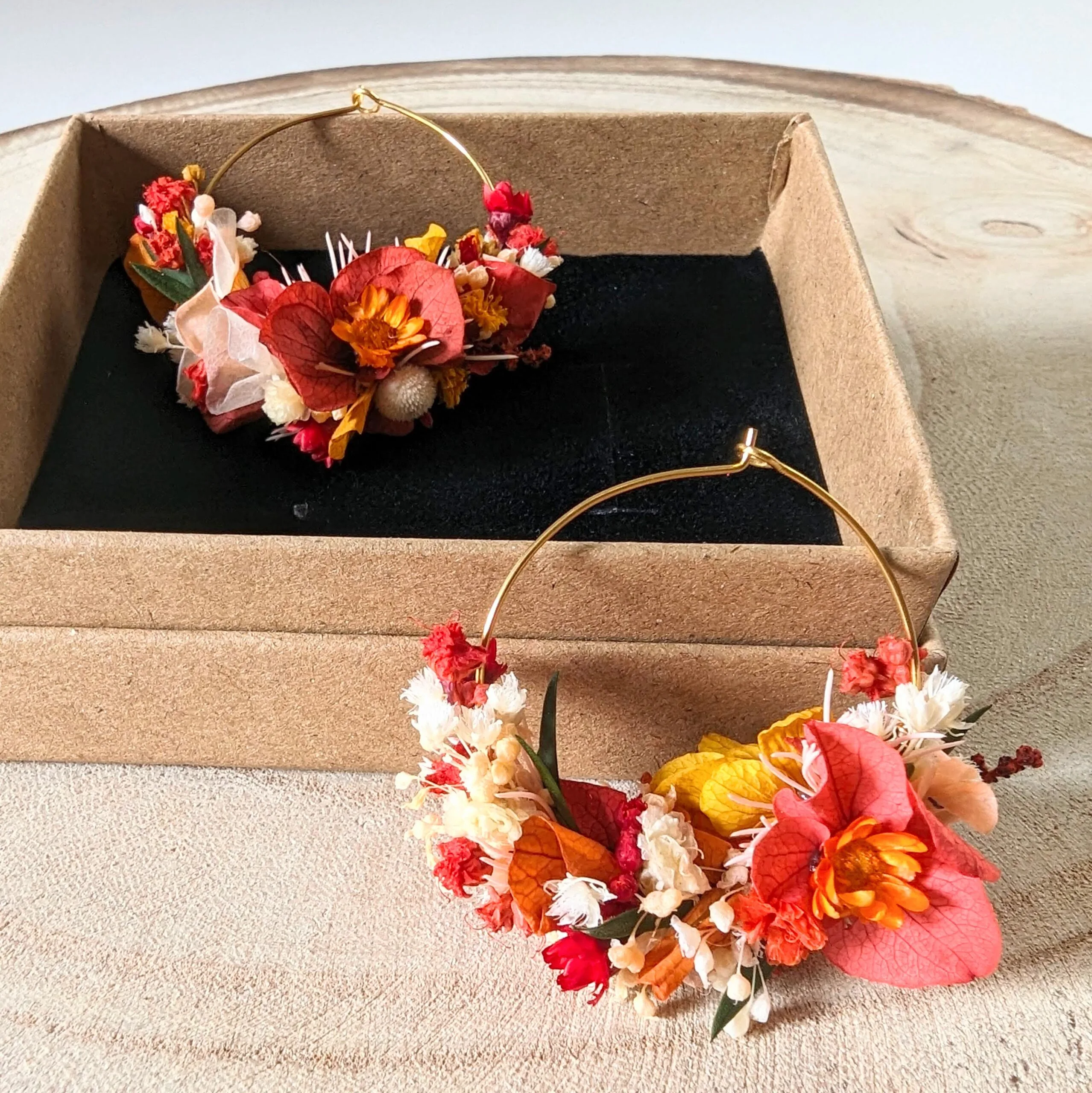 Boucles d’oreilles créoles en fleurs stabilisées aux tonalités rouges, Coco Cinelle – Image 4