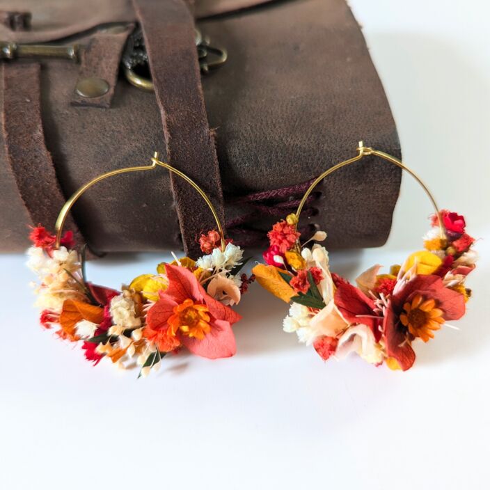 Boucles d’oreilles créoles en fleurs stabilisées aux tonalités rouges, Coco Cinelle 2