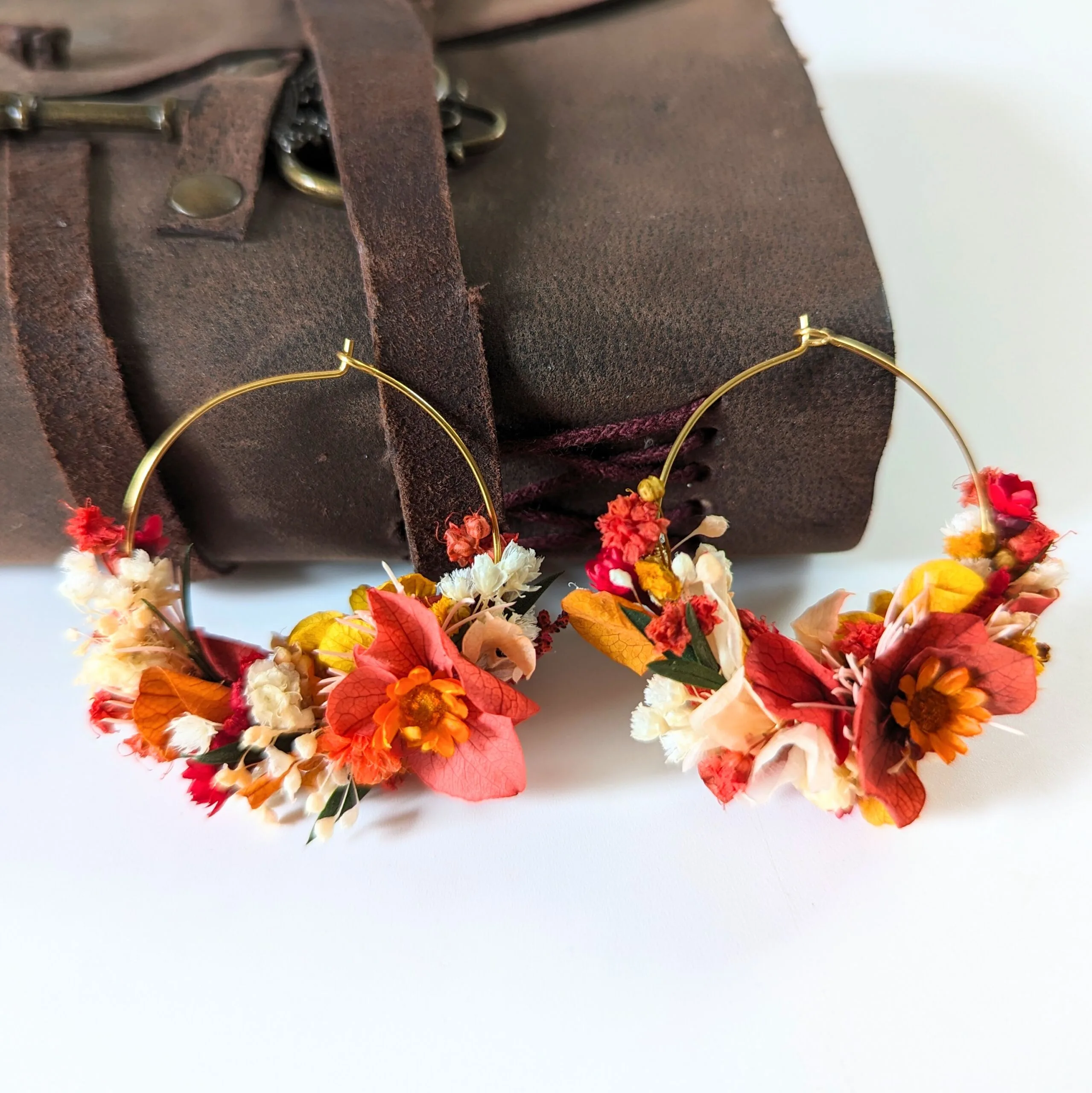 Boucles d’oreilles créoles en fleurs stabilisées aux tonalités rouges, Coco Cinelle – Image 3