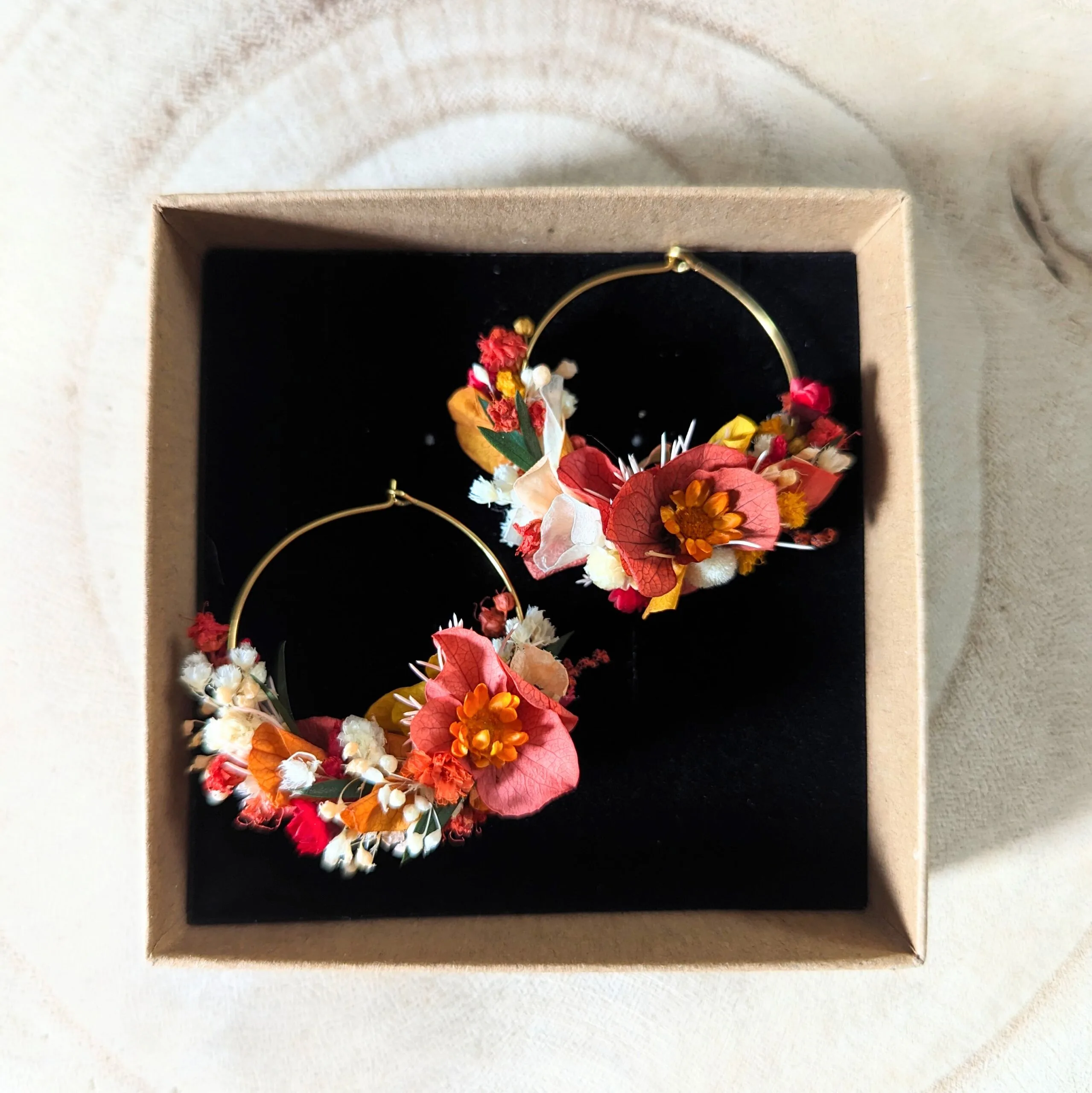Boucles d’oreilles créoles en fleurs stabilisées aux tonalités rouges, Coco Cinelle