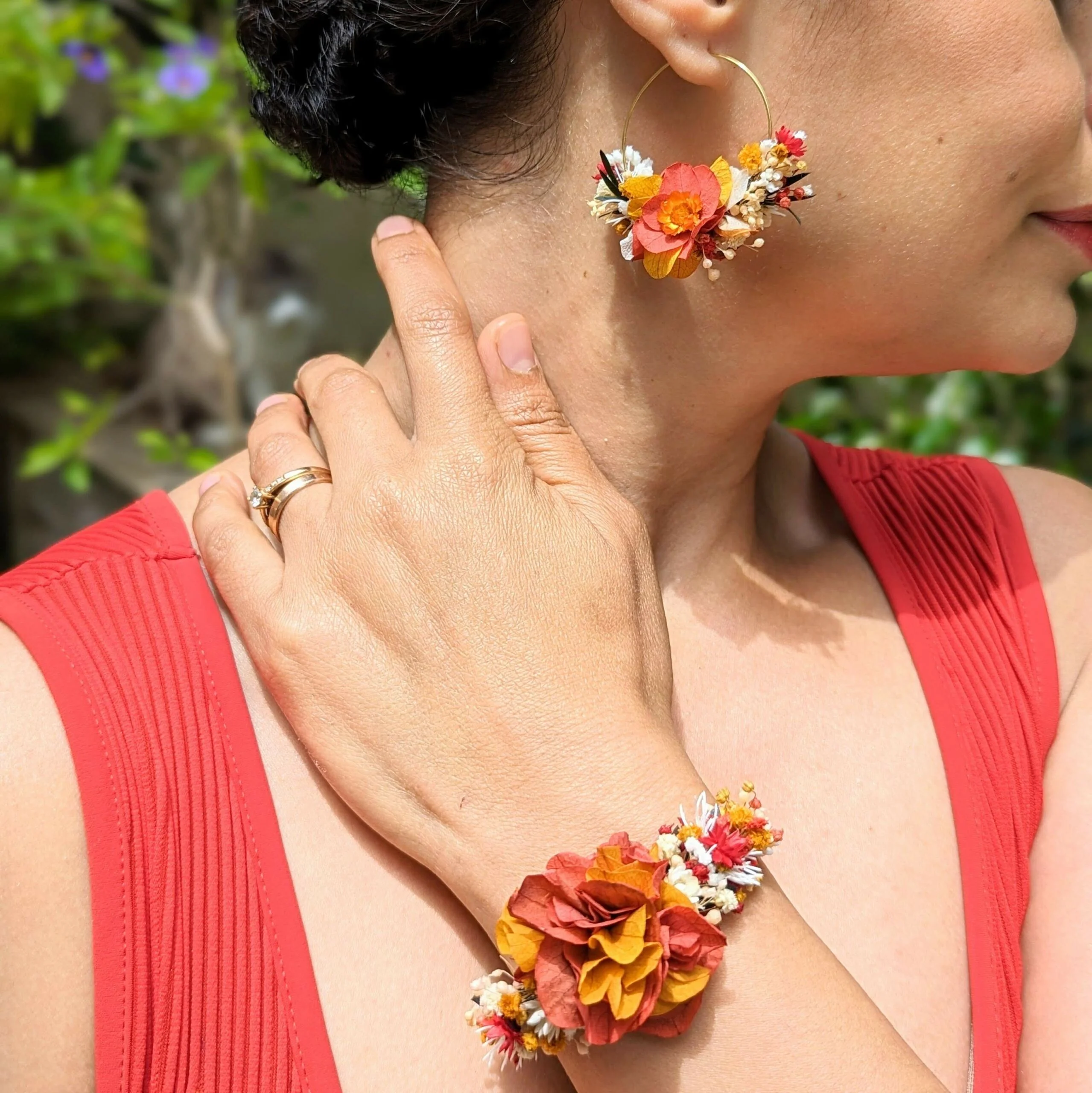 Boucles d’oreilles créoles en fleurs stabilisées aux tonalités rouges, Coco Cinelle – Image 2