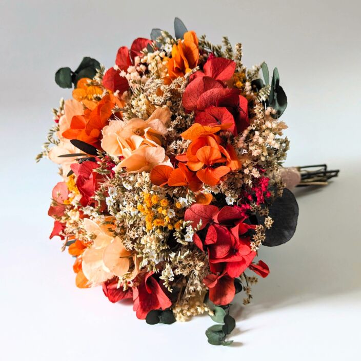 Bouquet de mariée en fleurs séchées et stabilisées aux tonalités rouges, Coco Cinelle