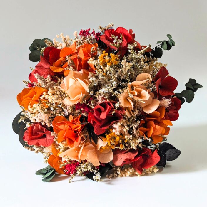 Bouquet de mariée en fleurs séchées et stabilisées aux tonalités rouges, Coco Cinelle 2