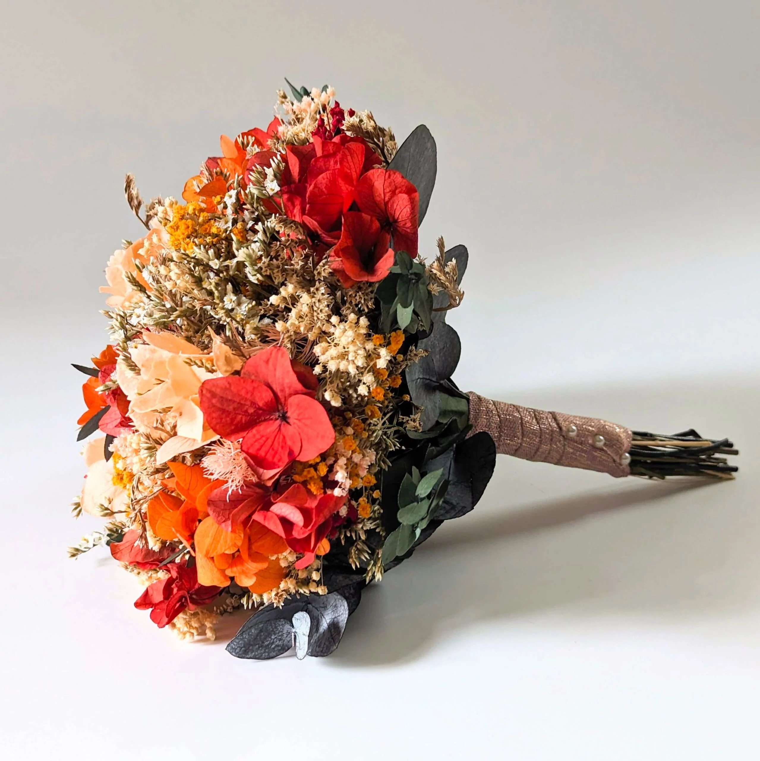 Bouquet de mariée en fleurs séchées et stabilisées aux tonalités rouges, Coco Cinelle – Image 3