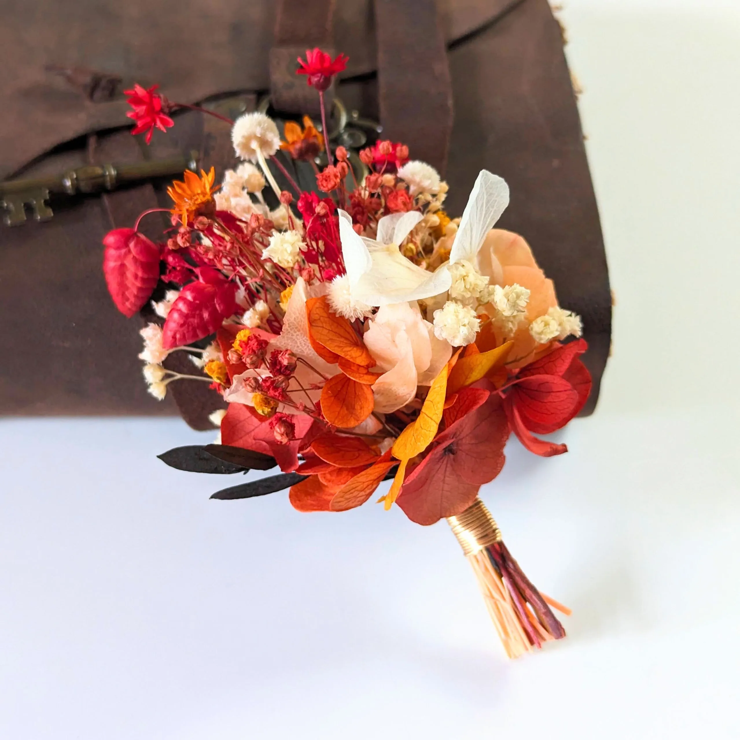 Boutonnière de marié artisanale fleurs stabilisées aux tonalités rouges, Coco Cinelle – Image 2
