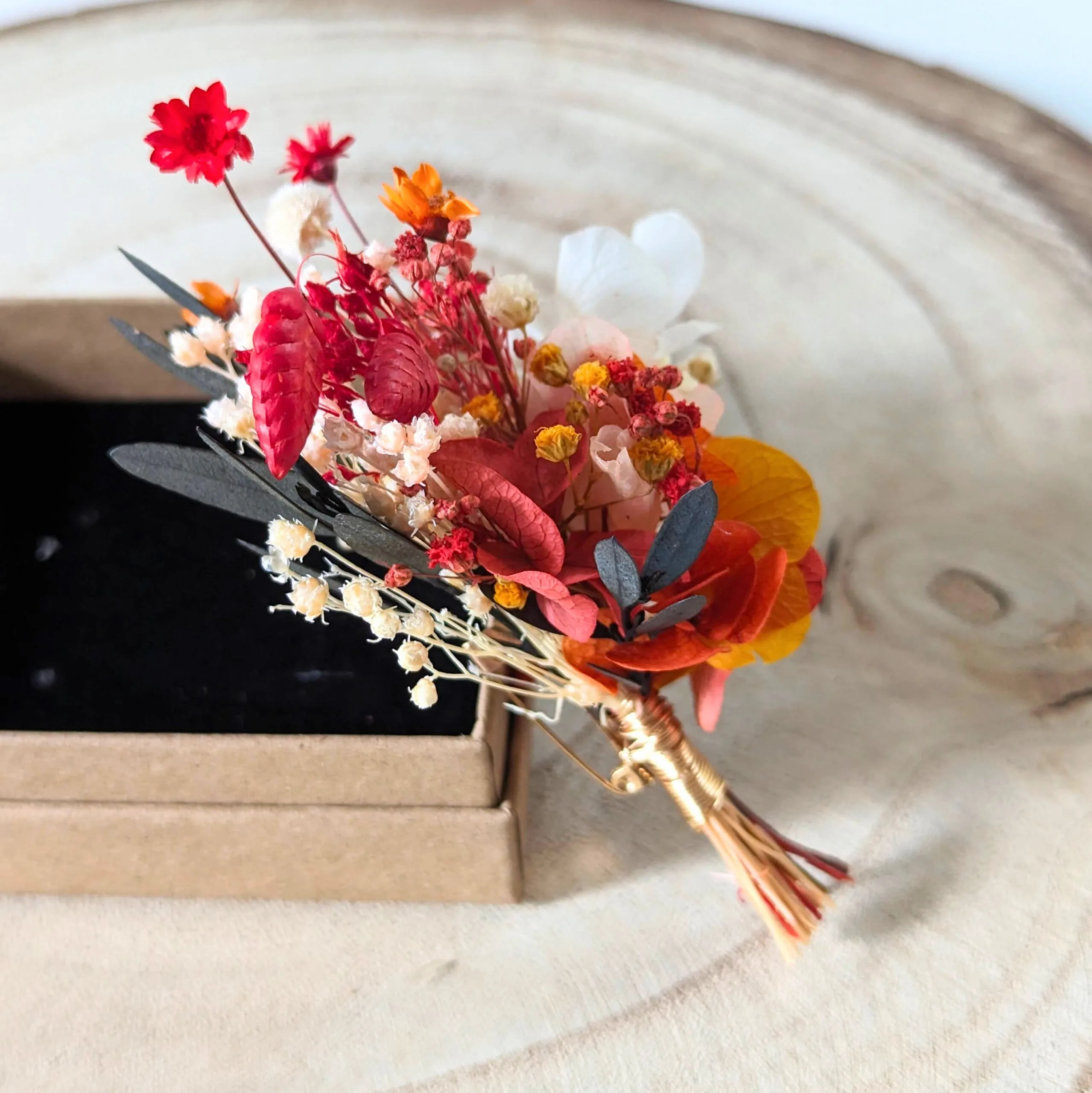 Boutonnière de marié artisanale fleurs stabilisées aux tonalités rouges, Coco Cinelle – Image 3