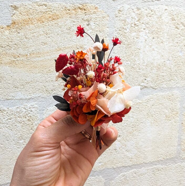 Boutonnière de marié artisanale fleurs stabilisées aux tonalités rouges, Coco Cinelle 4