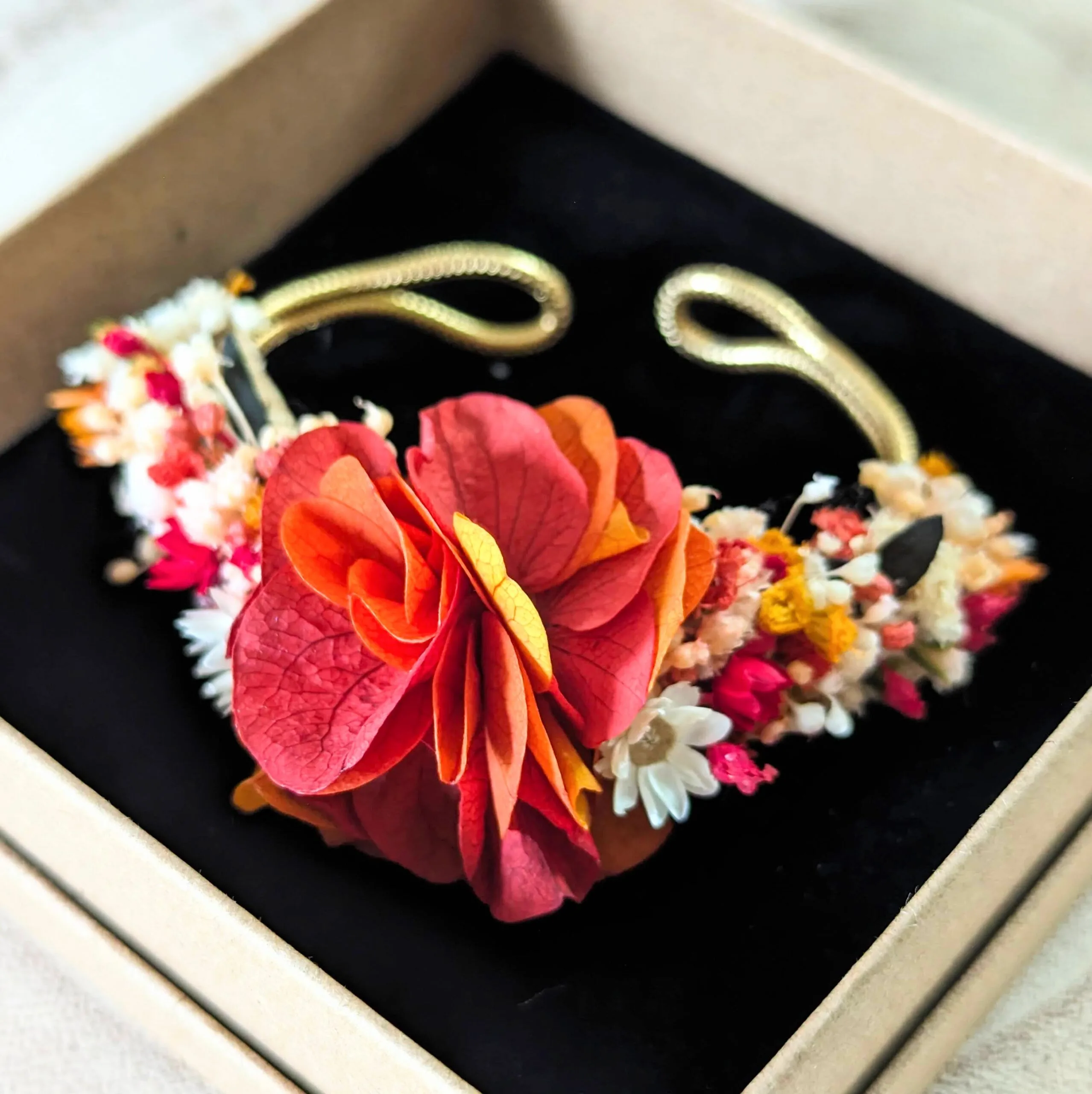 Bracelet artisanal en fleurs stabilisées aux tonalités rouges, Coco Cinelle – Image 3