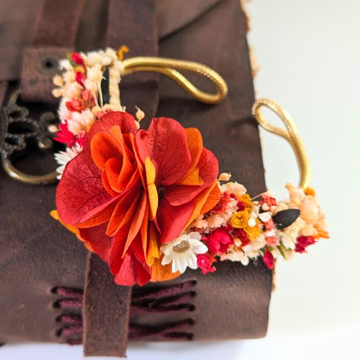 Bracelet artisanal en fleurs stabilisées aux tonalités rouges, Coco Cinelle