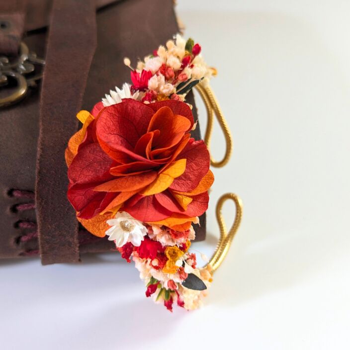 Bracelet artisanal en fleurs stabilisées aux tonalités rouges, Coco Cinelle 2