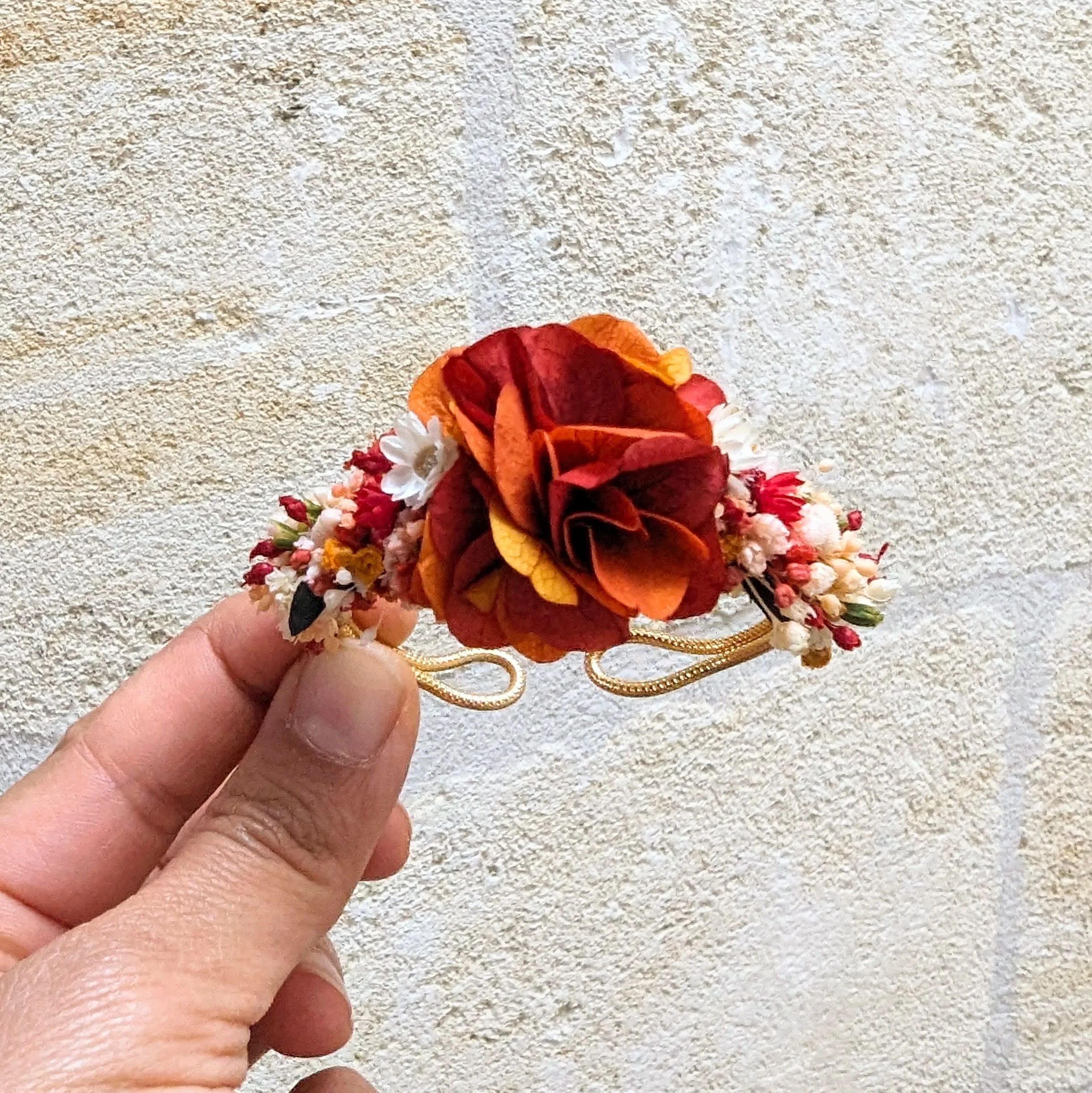 Bracelet artisanal en fleurs stabilisées aux tonalités rouges, Coco Cinelle – Image 4