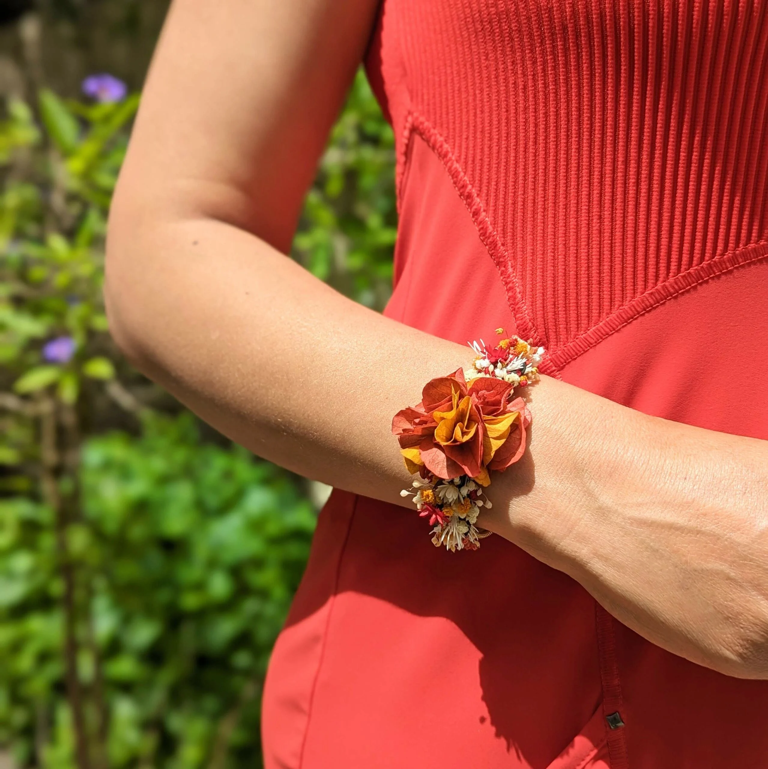 Bracelet artisanal en fleurs stabilisées aux tonalités rouges, Coco Cinelle – Image 2