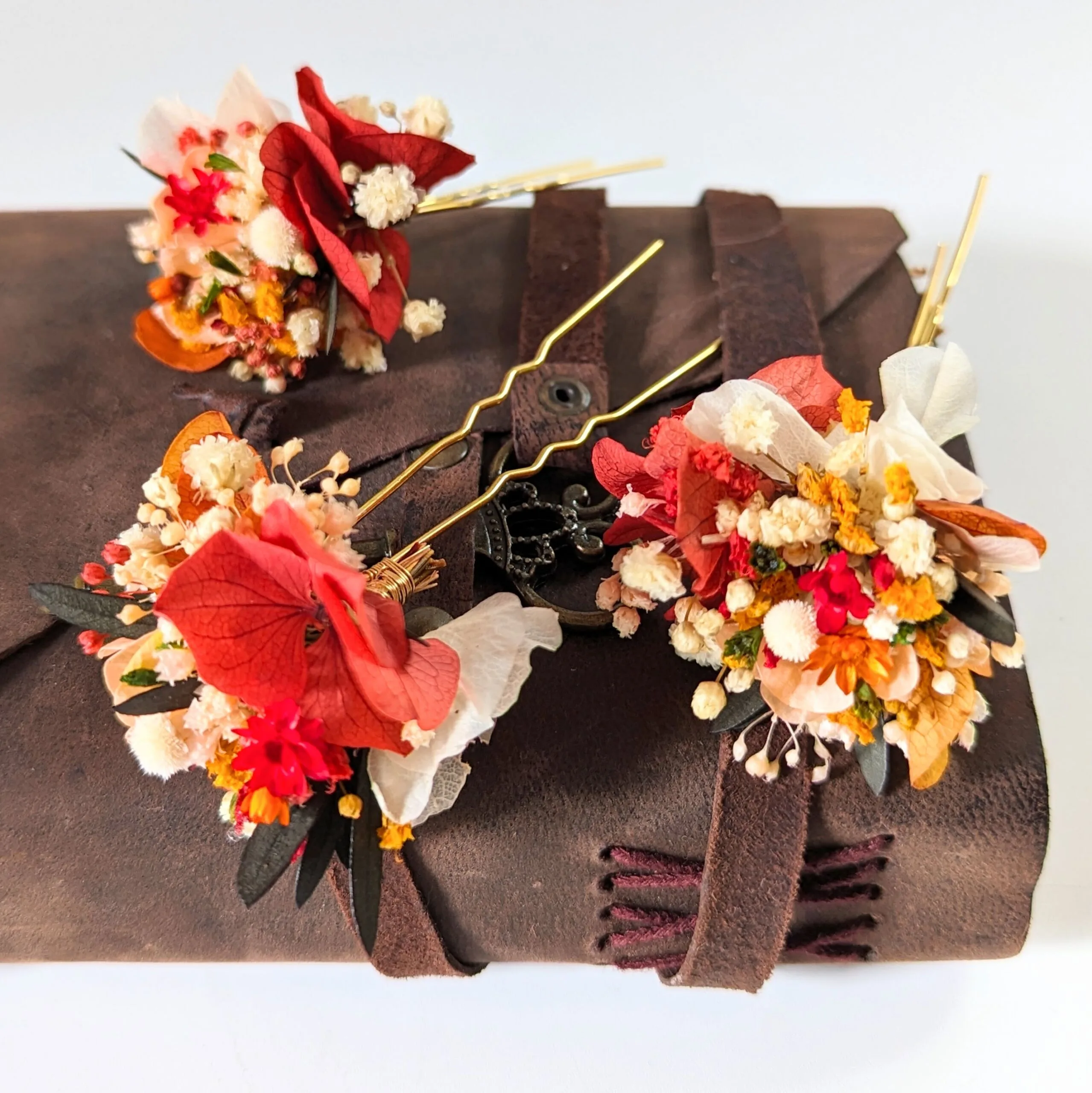 Épingle à cheveux ornée de fleurs stabilisées aux tonalités rouges, Coco Cinelle – Image 4